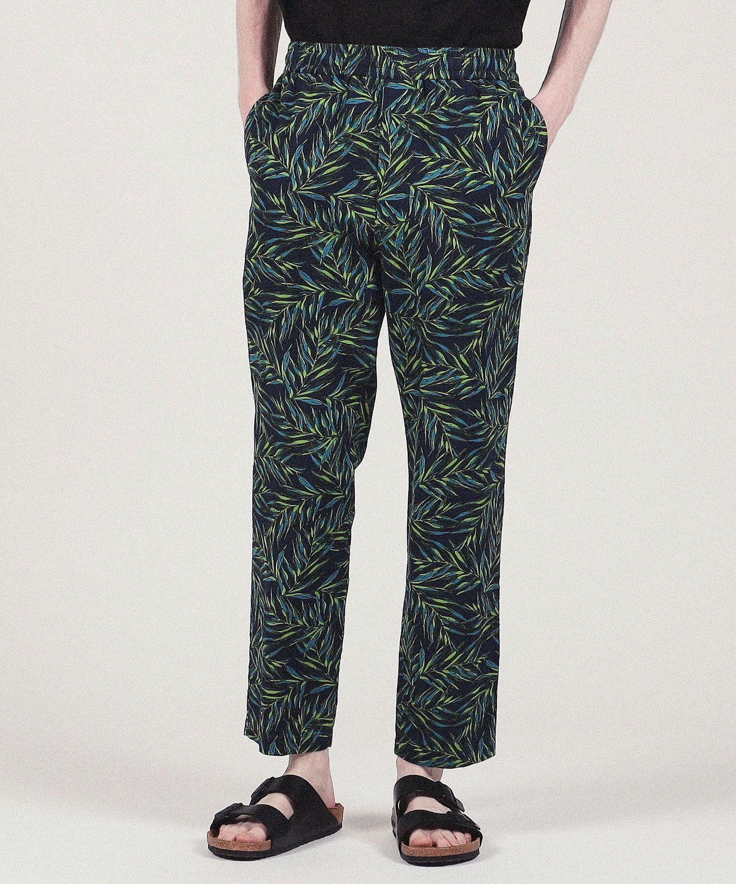 【SALE／55%OFF】TOMORROWLAND MEN コットン リーフプリント スリムテーパードイージーパンツ トゥモローランド パンツ その他のパンツ ネイビー ブラック【送料無料】
