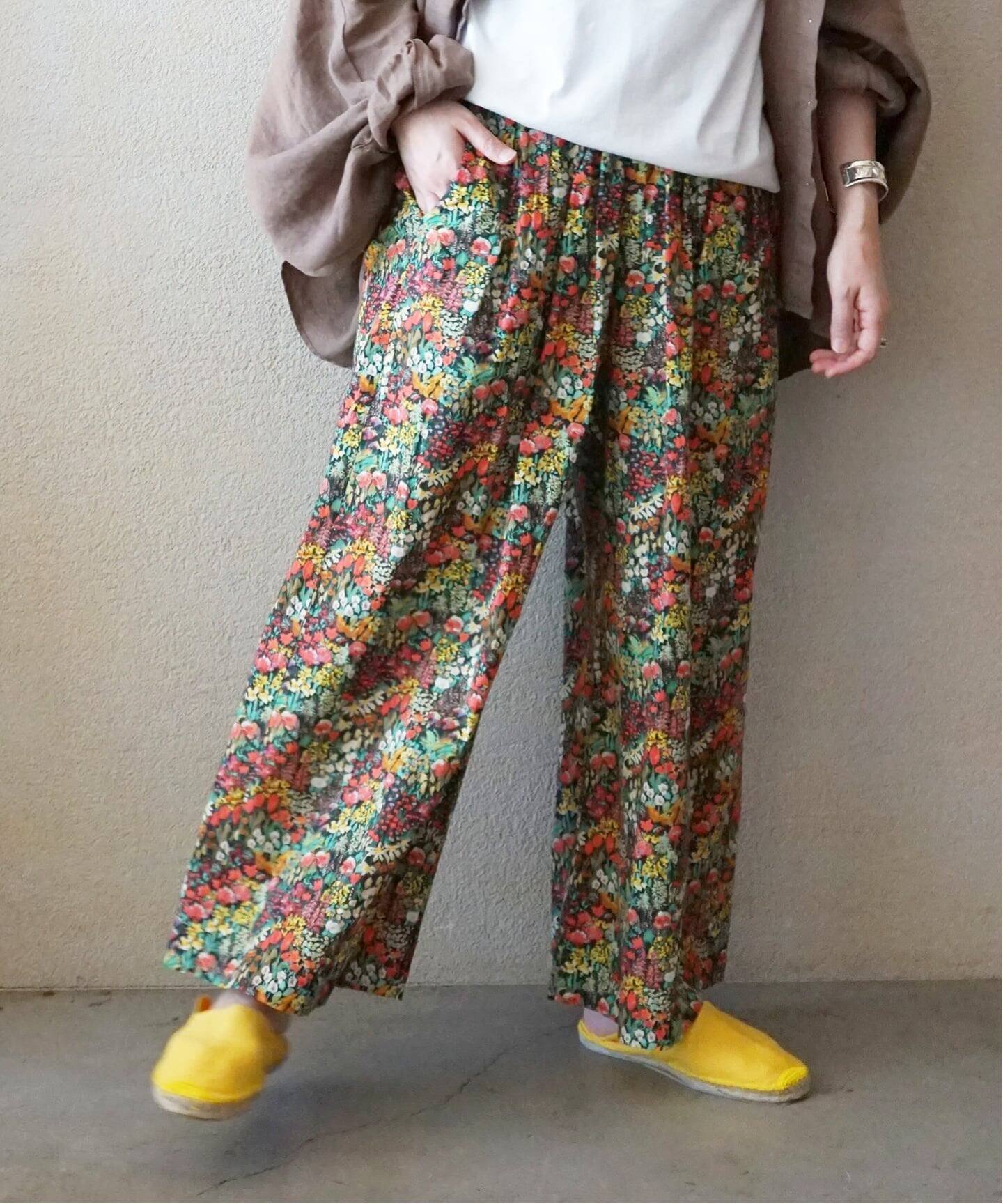 journal standard luxe 《予約》リバティフラワー タックパンツ ジャーナルスタンダード ラックス パンツ その他のパンツ カーキグリーン ブルー【送料無料】