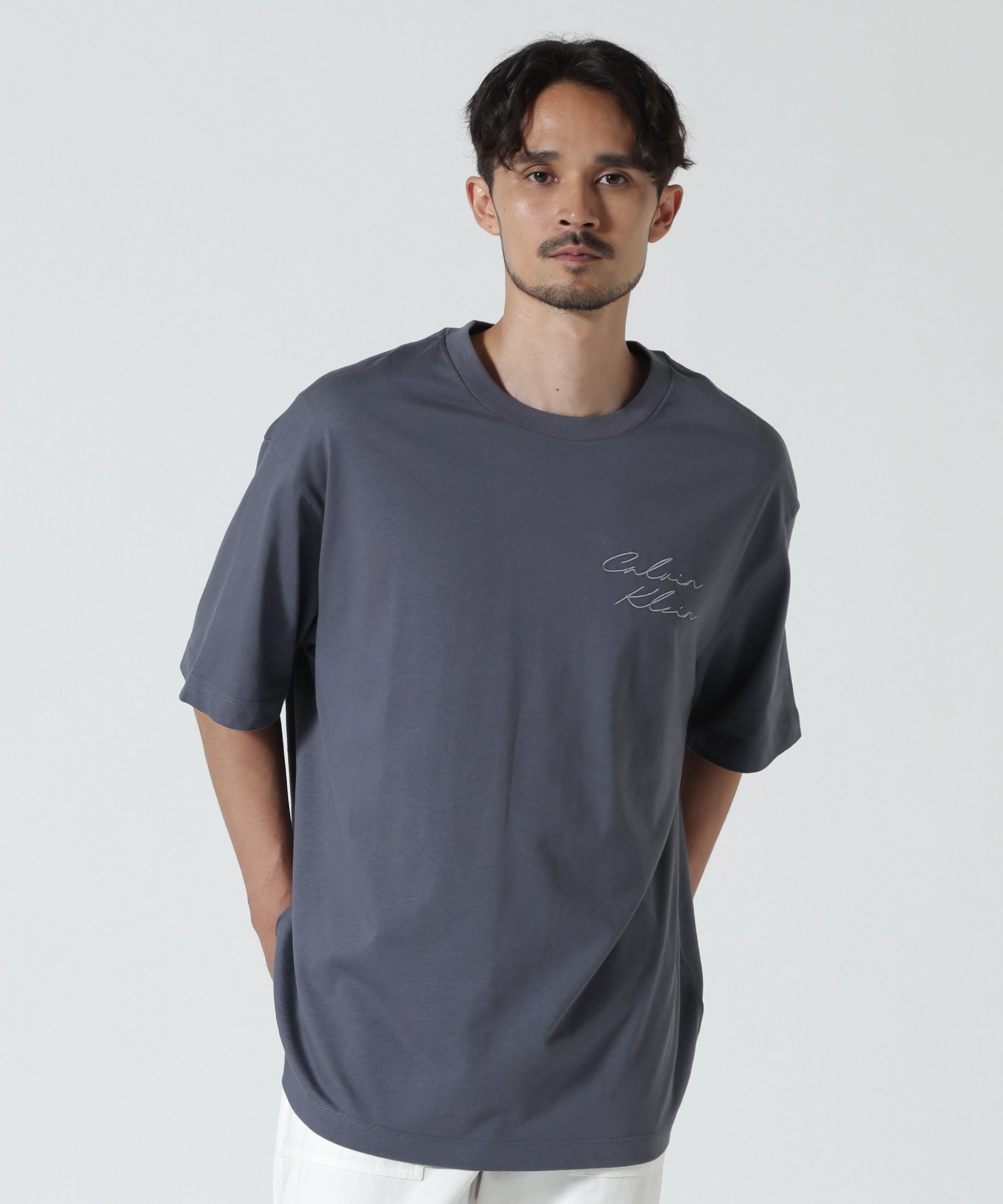 Calvin Klein (カルバンクライン)エンブロイダリーロゴフォント グラフィックTシャツ ビーセカンド トップス カットソー・Tシャツ ホワイト グレー