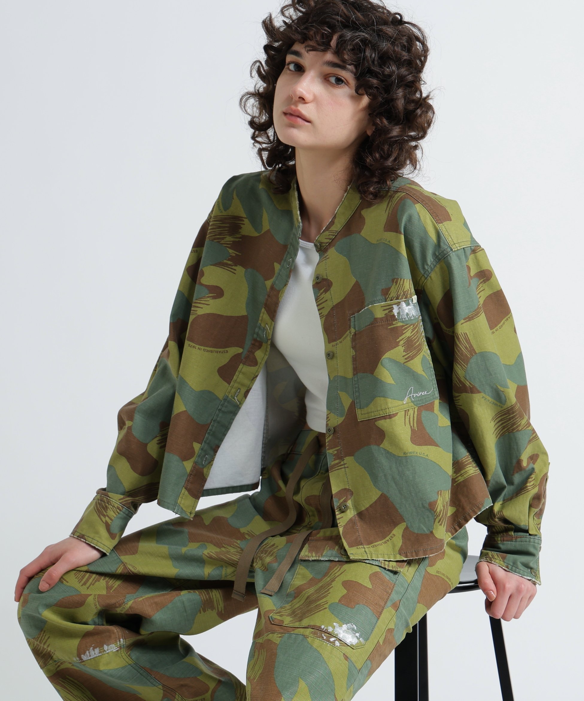 《WOMAN》CAMOUFLAGE SHORT SHIRTS/カモフラージュショートシャツ アヴィレックス トップス シャツ・ブラウス ブラック グリーン