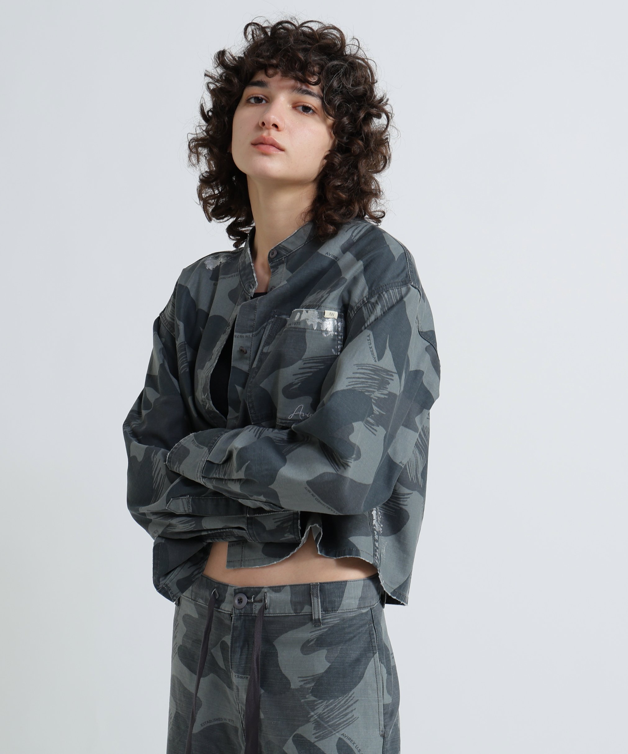 《WOMAN》CAMOUFLAGE SHORT SHIRTS/カモフラージュショートシャツ アヴィレックス トップス シャツ・ブラウス ブラック グリーン
