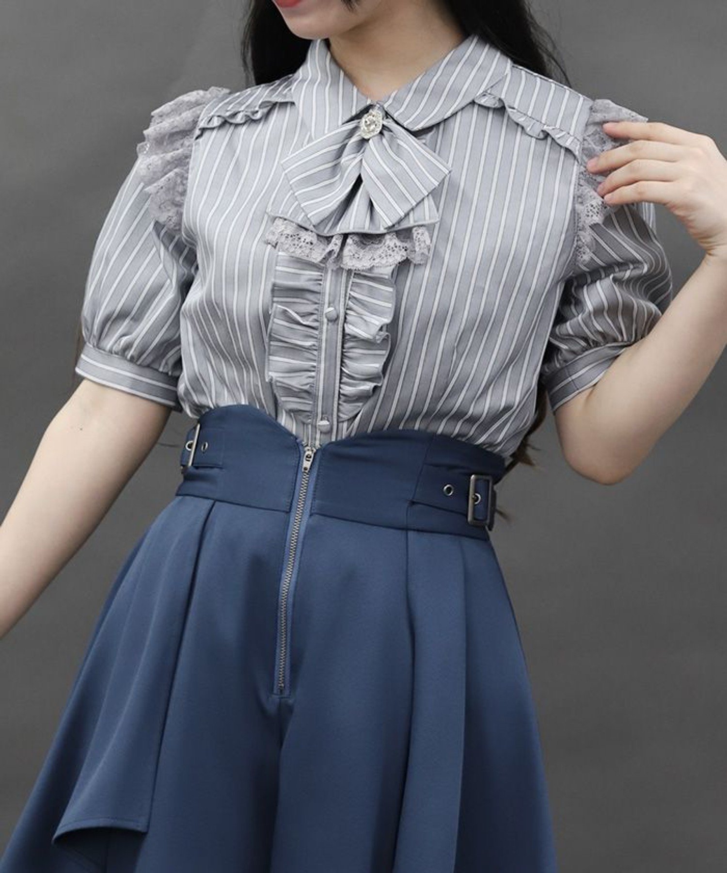 axes femme POETIQUE ジャボブローチ付ブラウス アクシーズファム トップス シャツ・ブラウス ホワイト グレー【送料無料】のサムネイル