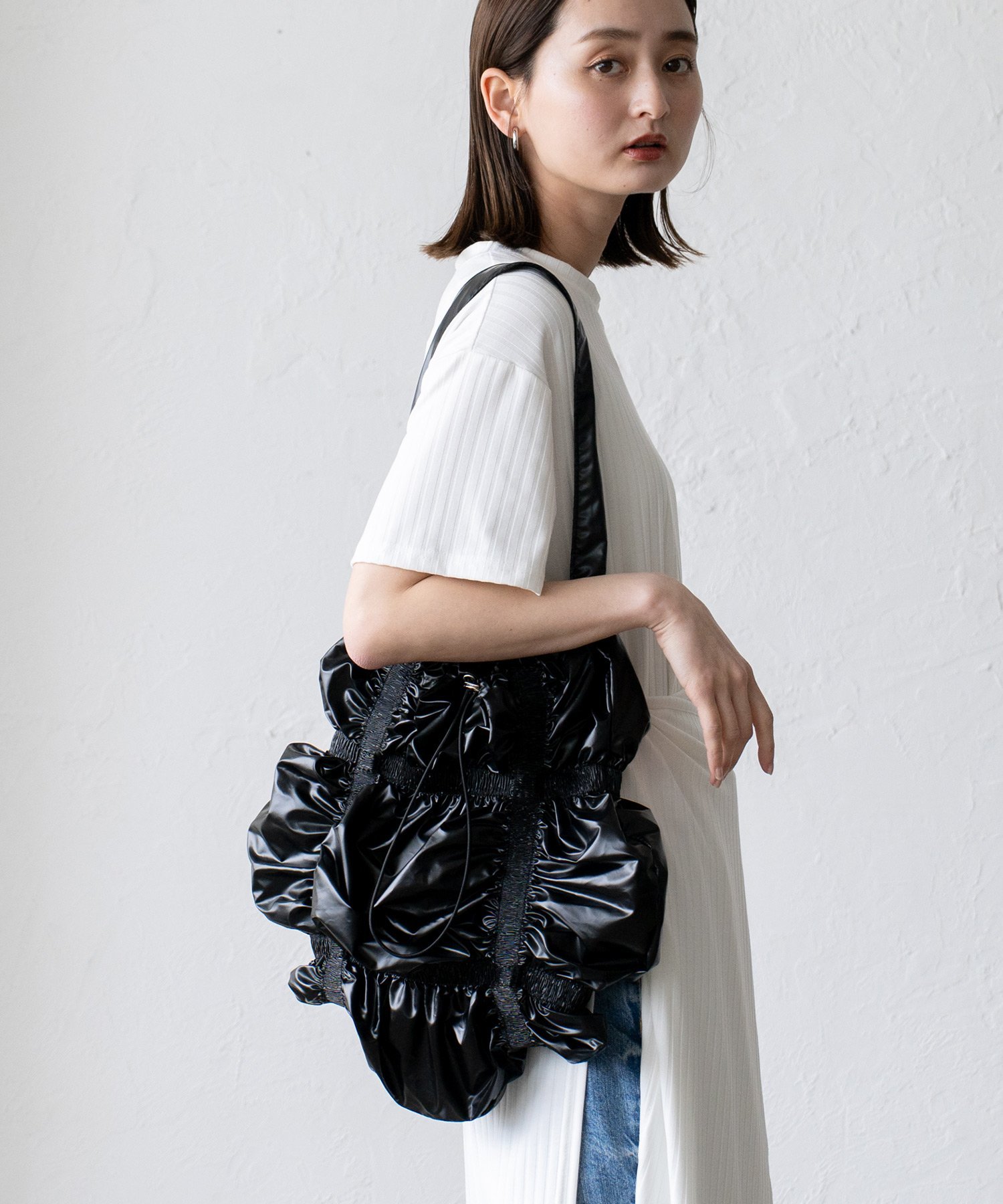 【SALE／69%OFF】aroco シャーリングショルダーバッグ ヴィータフェリーチェ バッグ ショルダーバッグ ブラック シルバー