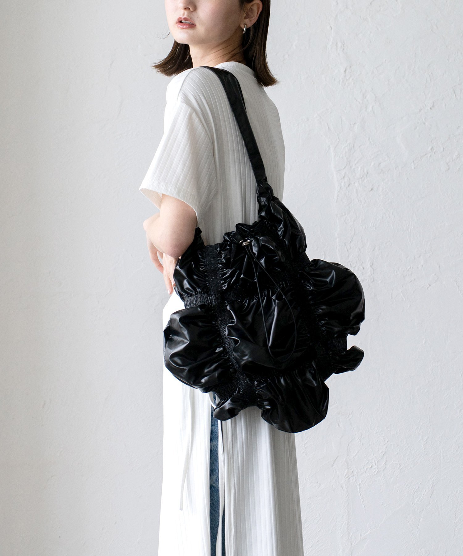【SALE／69%OFF】aroco シャーリングショルダーバッグ ヴィータフェリーチェ バッグ ショルダーバッグ ブラック シルバー