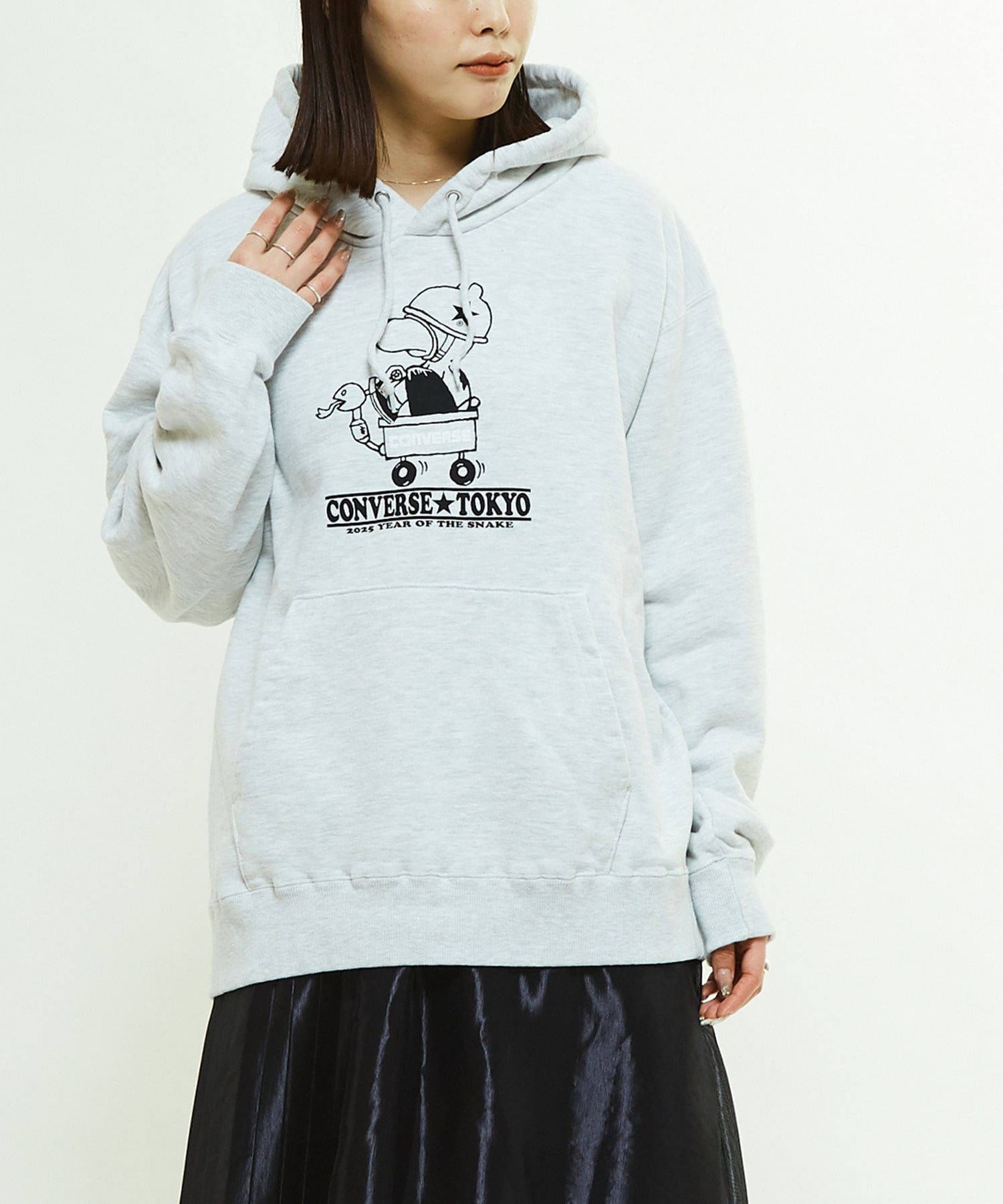 【SALE／40%OFF】CONVERSE TOKYO 【sKetChboOok3】PRINT HOODIE コンバーストウキョウ トップス パーカー・フーディー ブラック グレー【送料無料】