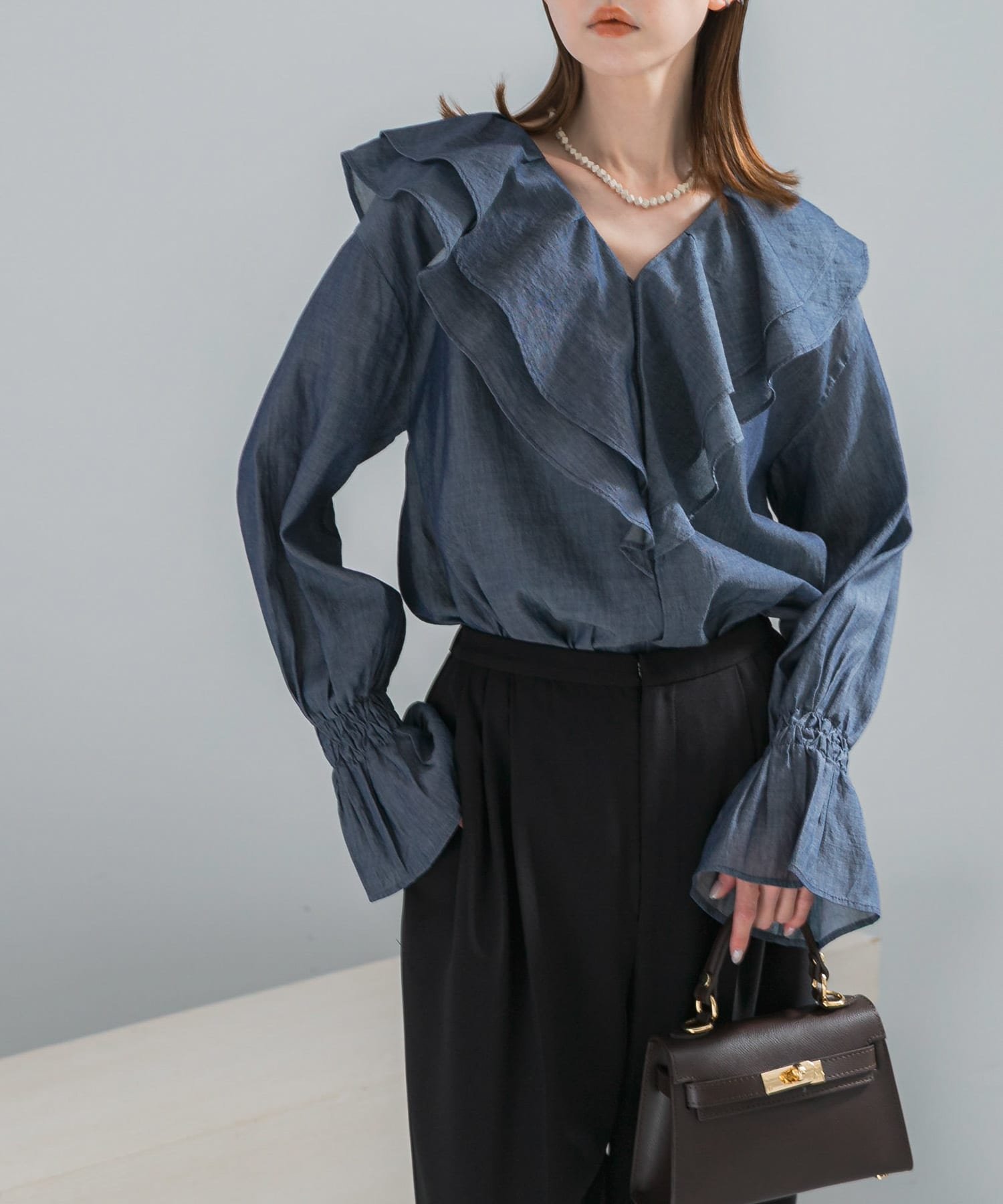 URBAN RESEARCH ROSSO Vネックラッフルシアーデニムブラウス アーバンリサーチロッソ トップス シャツ・ブラウス ブルー ネイビー【送料無料】