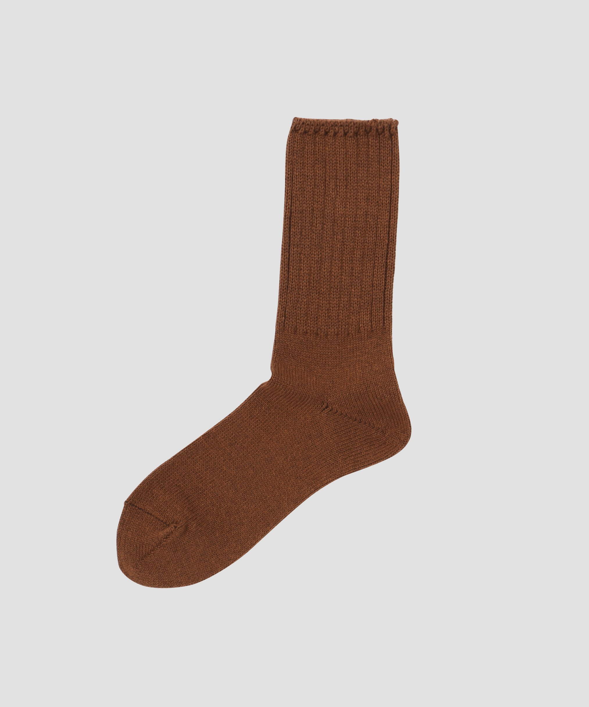 MARGARET HOWELL（マーガレット・ハウエル）WOMEN WA-SHI COTTON RIB SOCKS和紙とコットンを撚り合わせた糸を用いた、吸水性と放湿性に優れたリブソックス。清潔感のあるドライな質感に、染まり方の違いから生まれる奥行きのあるメランジカラーがさりげないポイント。履き口のリブとボディの天竺編みのコントラストも、表情に変化を添えるディテール。ヴィンテージのスクールソックスを思わせるデザインで、足首にかけてゆるやかに沿うフィット感が軽やかな履き心地。暑い時季にも取り入れやすいバランスの一足。※こちらはウィメンズの商品です。型番：595-6179203-103-42 RP4621【採寸】F：長さ22cm商品のサイズについて【商品詳細】日本製素材：分類外繊維 (紙)48%,コットン45%,ナイロン5%,ポリエステル1%,ポリウレタン1%サイズ：F※画面上と実物では多少色具合が異なって見える場合もございます。ご了承ください。商品のカラーについてMARGARET HOWELL（マーガレット・ハウエル）WOMEN WA-SHI COTTON RIB SOCKS和紙とコットンを撚り合わせた糸を用いた、吸水性と放湿性に優れたリブソックス。清潔感のあるドライな質感に、染まり方の違いから生まれる奥行きのあるメランジカラーがさりげないポイント。履き口のリブとボディの天竺編みのコントラストも、表情に変化を添えるディテール。ヴィンテージのスクールソックスを思わせるデザインで、足首にかけてゆるやかに沿うフィット感が軽やかな履き心地。暑い時季にも取り入れやすいバランスの一足。※こちらはウィメンズの商品です。型番：595-6179203-103-42 RP4621【採寸】F：長さ22cm商品のサイズについて【商品詳細】日本製素材：分類外繊維 (紙)48%,コットン45%,ナイロン5%,ポリエステル1%,ポリウレタン1%サイズ：F※画面上と実物では多少色具合が異なって見える場合もございます。ご了承ください。商品のカラーについて