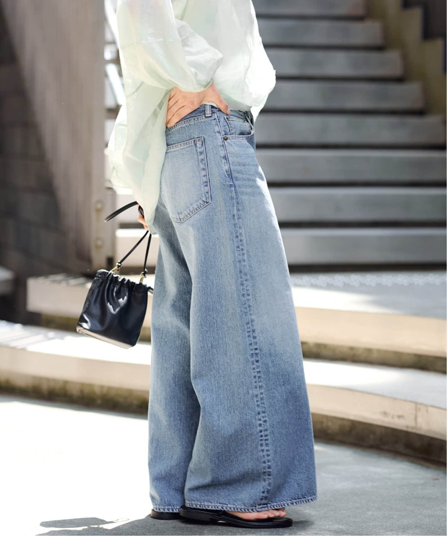 【SALE／30%OFF】FRAMeWORK ワイドフレアデニムパンツ フレームワーク パンツ ジーンズ・デニムパンツ ホワイト ブルー【送料無料】のサムネイル