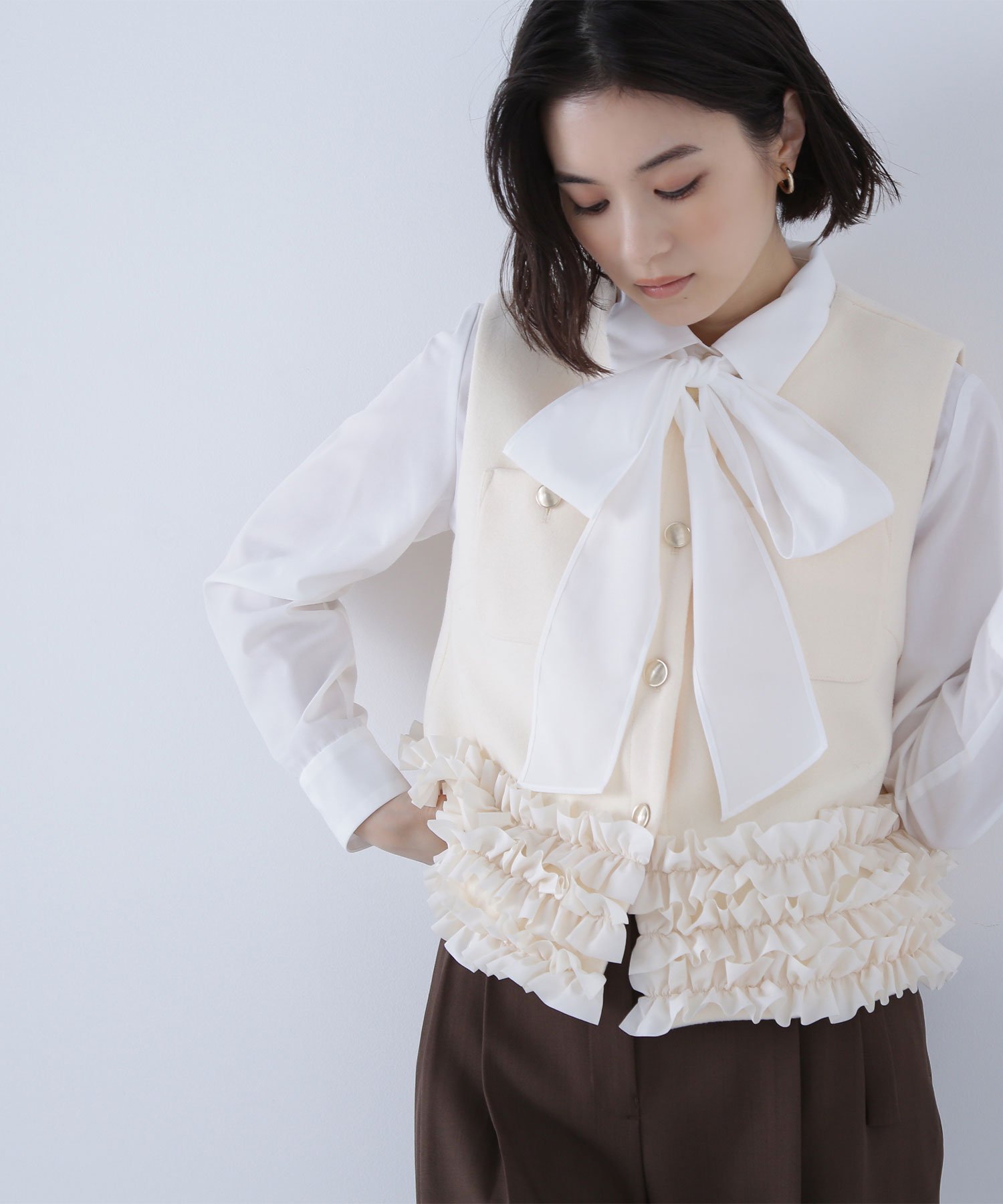 NATURAL BEAUTY BASIC フリルヘムメタルボタンジレ ナチュラルビューティベーシック ジャケット・アウター ブルゾン・ジャンパー ホワイト ブラック【送料無料】