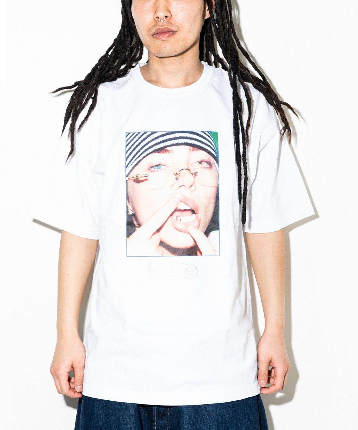 International Gallery BEAMS 【別注】U/MUSIC * IG / BILLIE EILISH グラフィック Tシャツ ビームス メン トップス カットソー・Tシャツ ホワイト ブラック【送料無料】