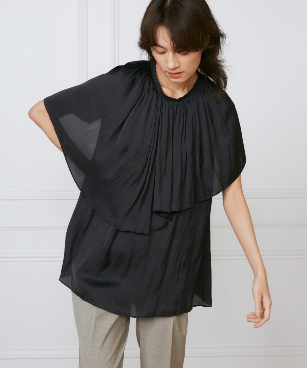 INED ケープカラーブラウス《la veille by SUPERIOR CLOSET》 イネド トップス シャツ・ブラウス ブラック ホワイト