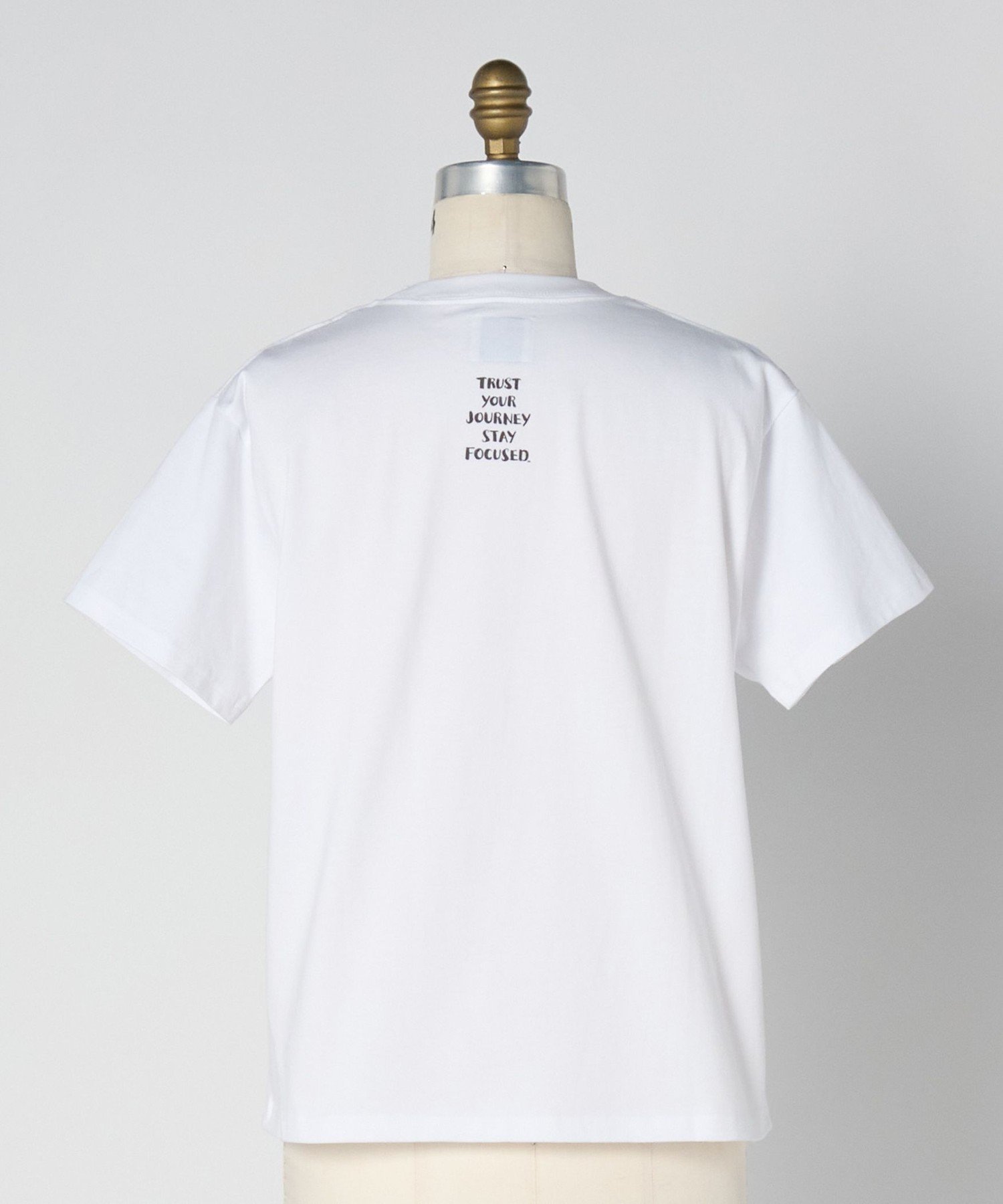 DRAWER ＜THE INTERNATIONAL ART COLLECTION x Drawer＞ バックロゴプリントTシャツ ドゥロワー トップス カットソー・Tシャツ ホワイト【送料無料】
