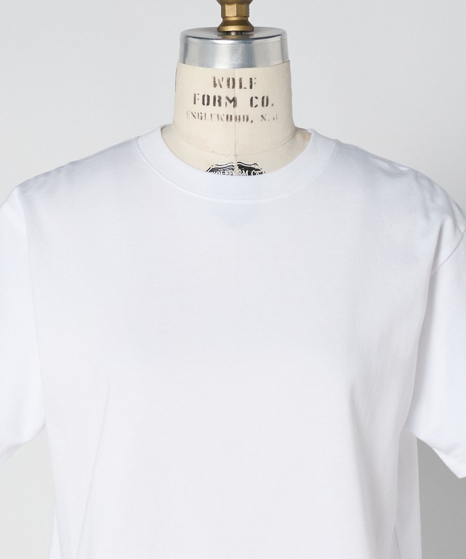 DRAWER ＜THE INTERNATIONAL ART COLLECTION x Drawer＞ バックロゴプリントTシャツ ドゥロワー トップス カットソー・Tシャツ ホワイト【送料無料】