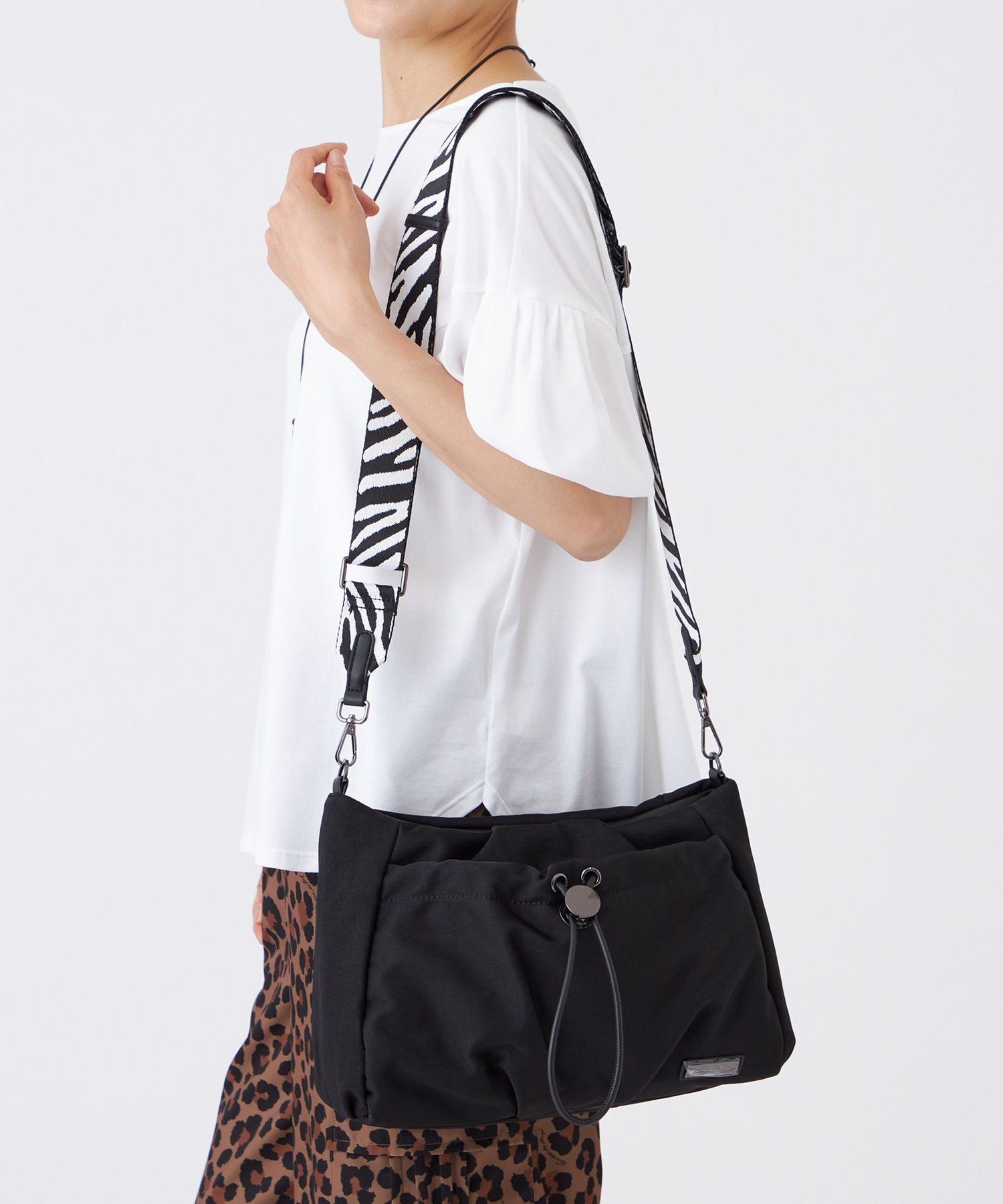 【SALE／40%OFF】EVEX by KRIZIA バッグチャームドロストショルダー エヴェックス バイ クリツィア バッグ ショルダーバッグ ブラック ベージュ【送料無料】