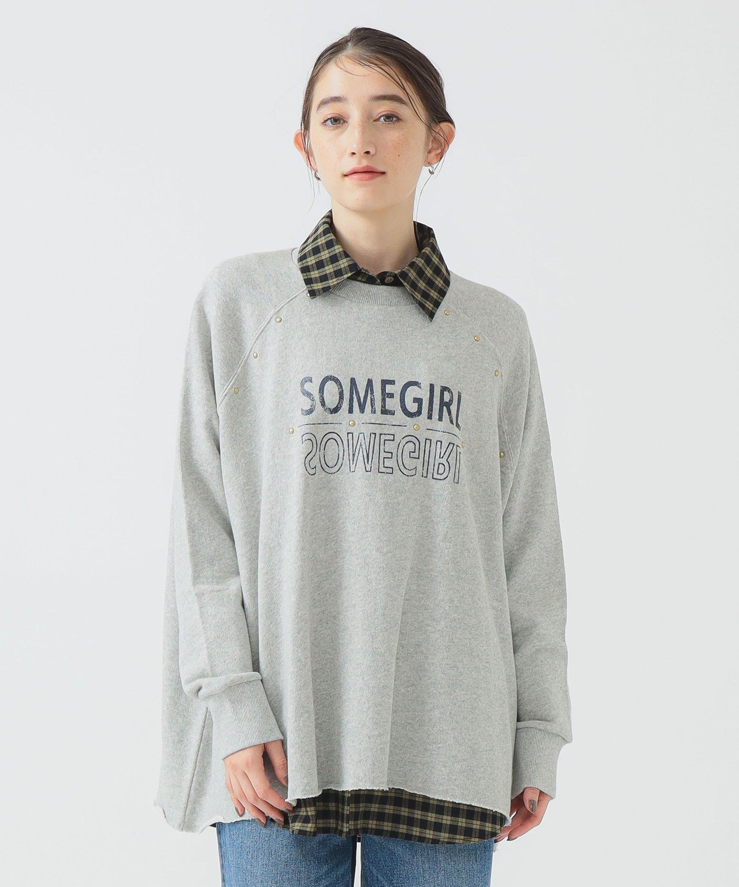 B:MING by BEAMS SOMETHING / スタッズ フレア ロゴ スウェット 25AW 秋まで使える ウォッシャブル ロングシーズン ビーミング ライフストア バイ ビームス トップス スウェット・トレーナー グレー【送料無料】のサムネイル