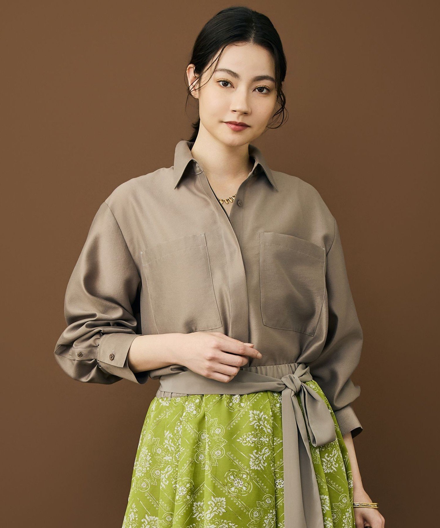 自由区 【カタログ掲載・羽織りとしても】シャイニーオーガンジーシアー シャツ ジユウク トップス シャツ・ブラウス ブラック カーキグリーン