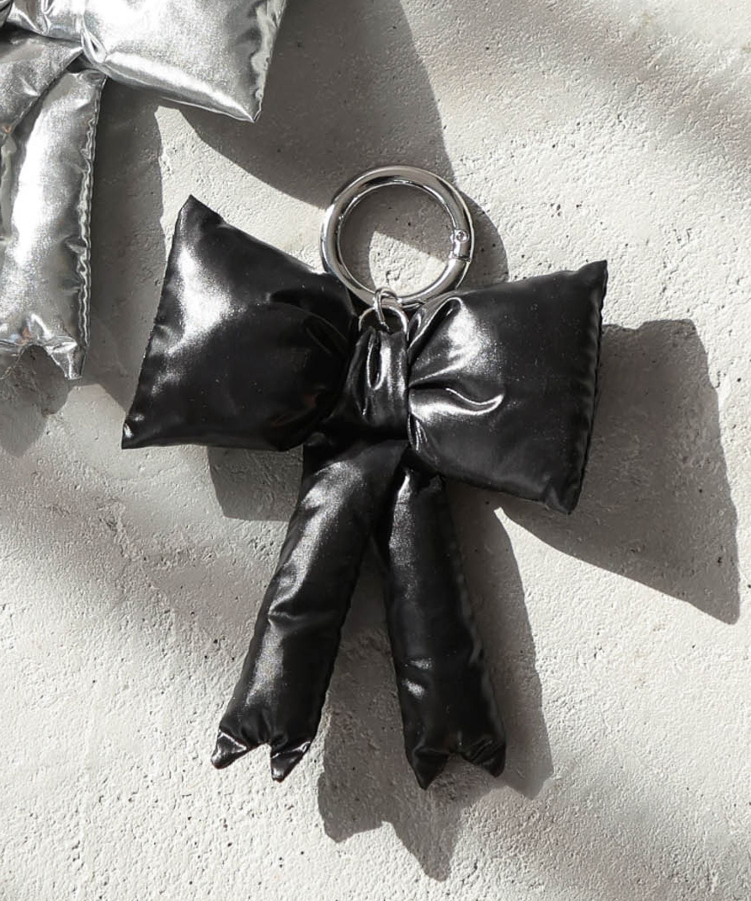 LOWRYS FARM リボンパファーチャーム ローリーズファーム ファッション雑貨 チャーム・キーチェーン ブラック シルバーのサムネイル