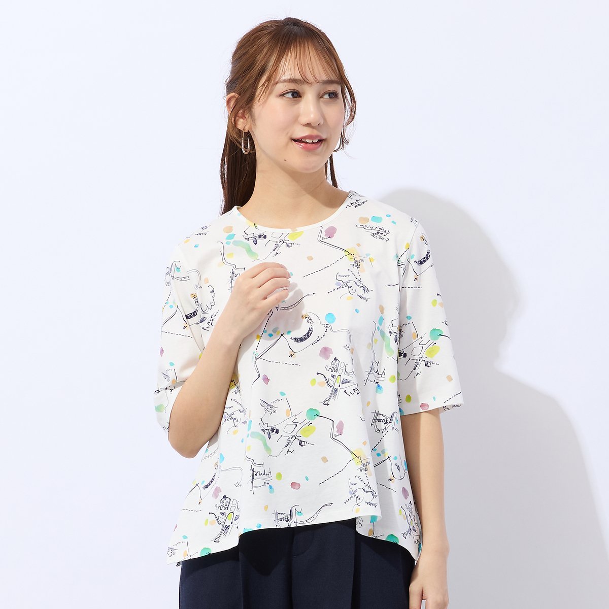 Liliane Burty Eclat 【洗える】イレギュラーヘム幾何プリントTシャツ リリアンビューティ エクラ トップス カットソー・Tシャツ ホワイト