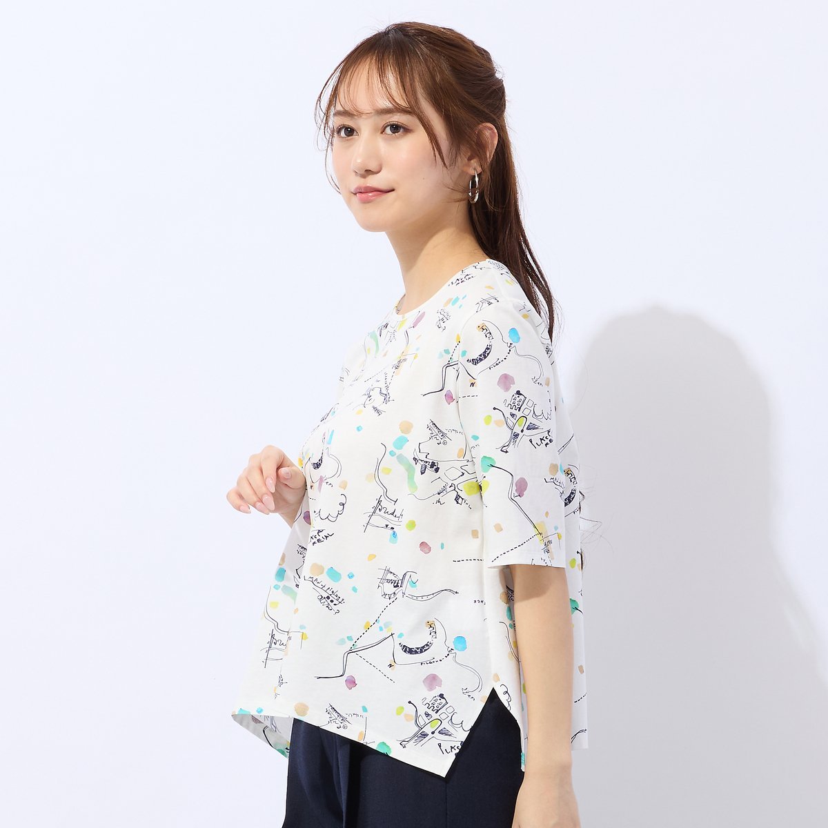 Liliane Burty Eclat 【洗える】イレギュラーヘム幾何プリントTシャツ リリアンビューティ エクラ トップス カットソー・Tシャツ ホワイト