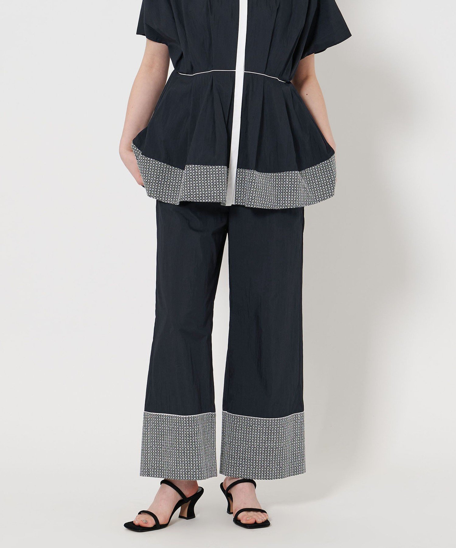 【SALE／40%OFF】UNITED ARROWS エンブロイダリー イージーパンツ ユナイテッドアローズ パンツ その他のパンツ ネイビー ブラック ブルー【送料無料】のサムネイル