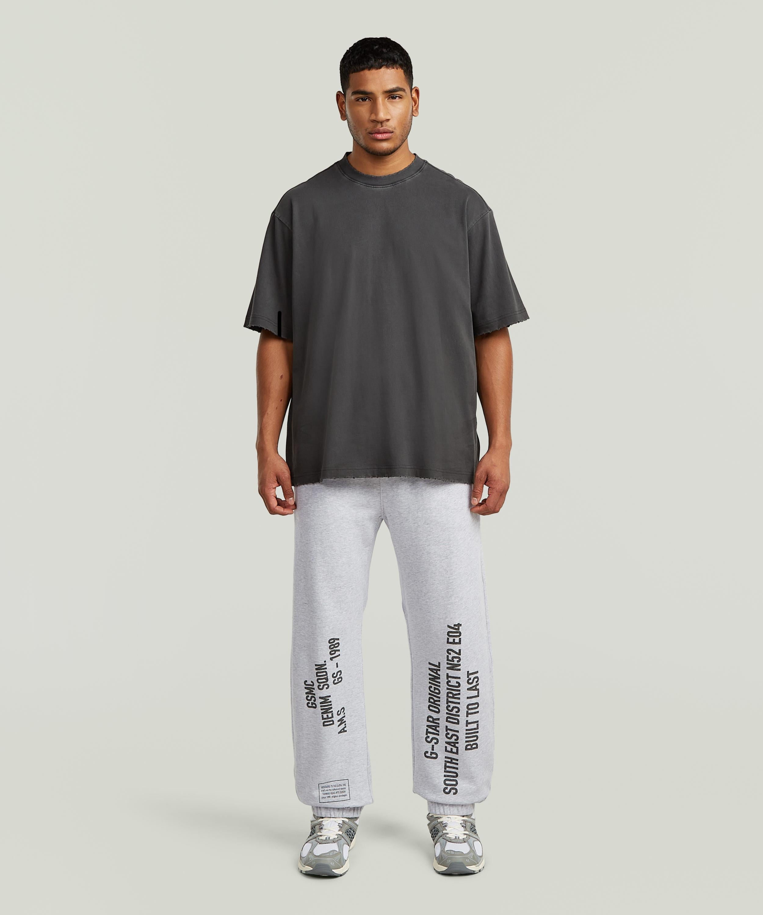 【公式ショップ】Stencil Graphic Sweater Pant/ミリタリーディテールステンシルグラフィックスウェットパンツ/セットアップ可能 ジースターロゥ パンツ ジャージ・スウェットパンツ グレー