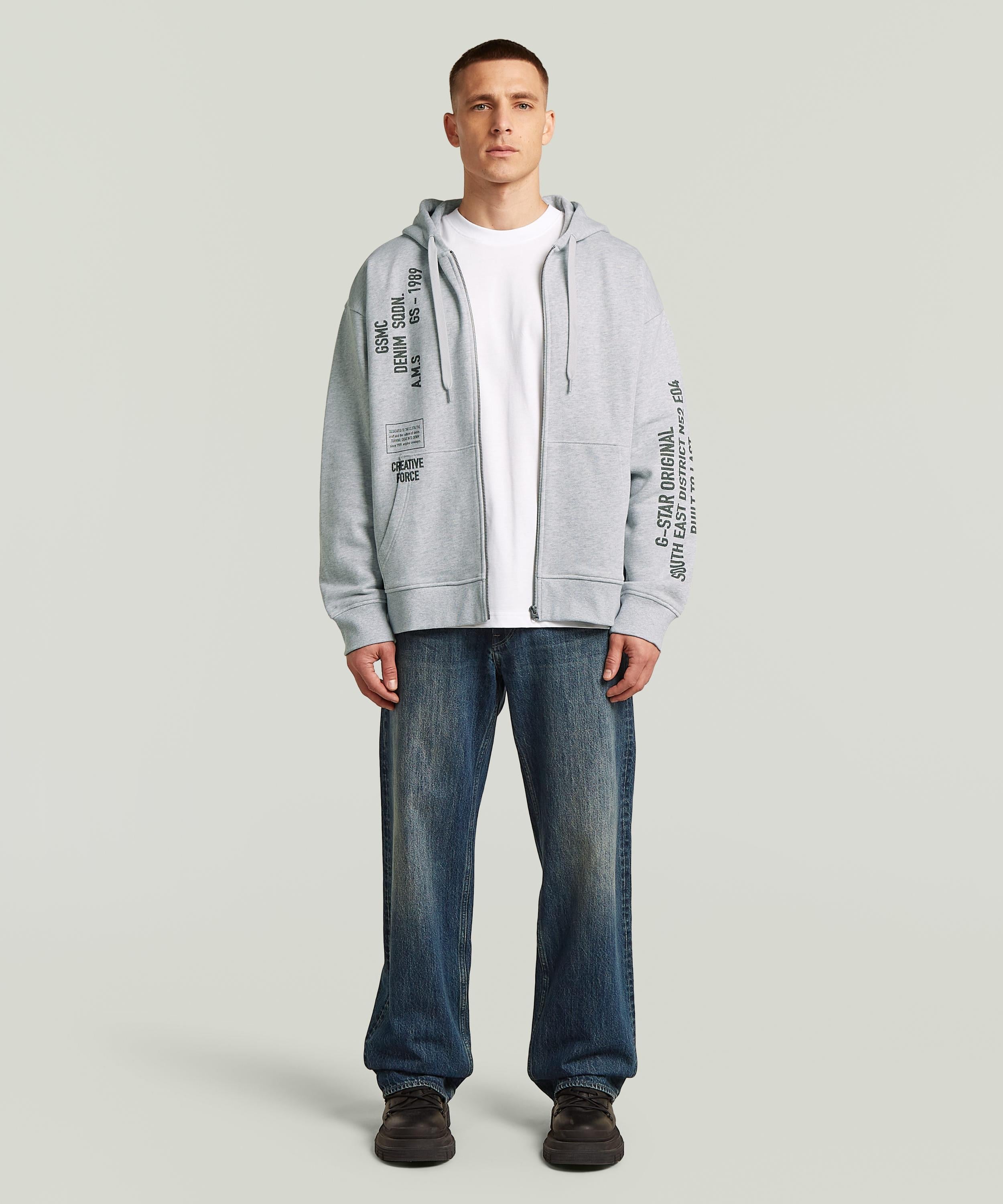 【公式ショップ】Stencil Relaxed Hoodie Zip Sweater/ミリタリーディテールステンシルグラフィックオーバーサイズジップアップスウェットパーカー/セットアップ可能 ジースターロゥ トップス パーカー・フーディー グレー