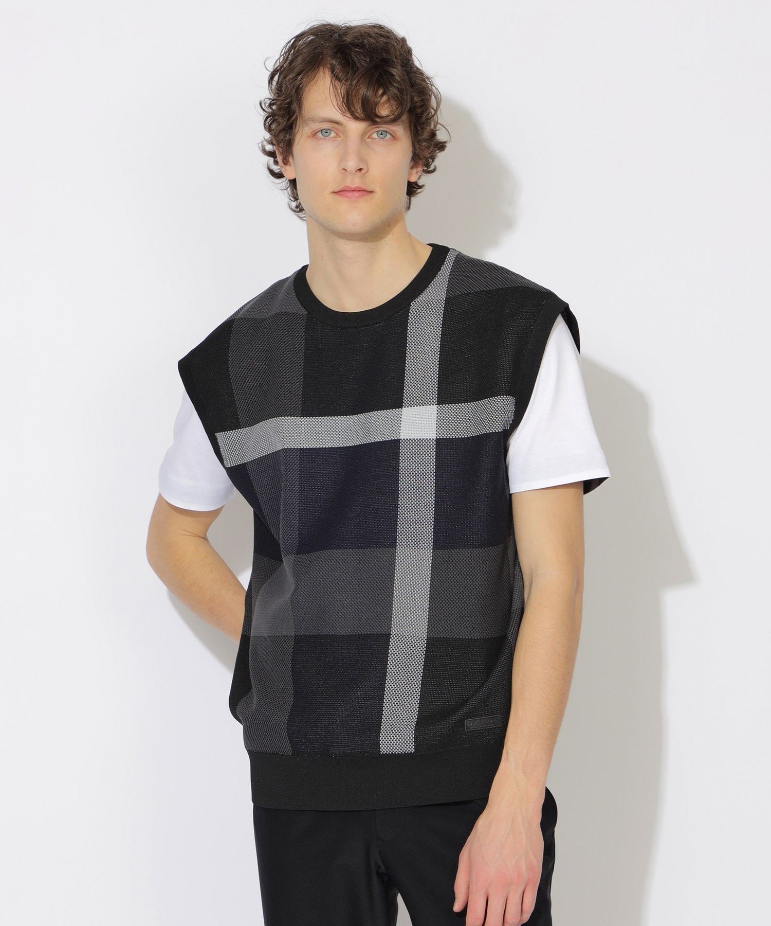 BLUE LABEL / BLACK LABEL CRESTBRIDGE（ブルーレーベル / ブラックレーベル・クレストブリッジ）【WEB・一部店舗限定】クレストブリッジチェックインレーベスト【テクニカルメッシュニットベスト】大柄のクレストブリッジチェックをメッシュ調のジャカード編みで表現したニットベスト。柔らかい肌触りが特徴で肌馴染が良く、軽量な一着です。Tシャツに合せてコーディネートする事でブラックレーベルらしい、存在感ある装いが可能です。素材にはストレッチ性に優れたポリエステル糸を使用。スポーティーな糸でありながら上品な光沢感と編み組織によりカジュアルになりすぎない印象に仕上げています。洗濯(手洗い)も可能なためお手入れも簡単です。※展開店舗については、予告なく変更になる場合がございます。身長185B88W75H94着用サイズ：L型番：51N92502---29-M PG1642【採寸】サイズ総丈肩幅胸囲袖丈M66.5cm50.5cm111cm-L71.5cm53.5cm115cm-LL71.5cm54.5cm122cm-商品のサイズについて【商品詳細】中国製素材：本体 ポリエステル100% ロゴプレート 合成皮革サイズ：M、L、LL※画面上と実物では多少色具合が異なって見える場合もございます。ご了承ください。商品のカラーについてBLUE LABEL / BLACK LABEL CRESTBRIDGE（ブルーレーベル / ブラックレーベル・クレストブリッジ）【WEB・一部店舗限定】クレストブリッジチェックインレーベスト【テクニカルメッシュニットベスト】大柄のクレストブリッジチェックをメッシュ調のジャカード編みで表現したニットベスト。柔らかい肌触りが特徴で肌馴染が良く、軽量な一着です。Tシャツに合せてコーディネートする事でブラックレーベルらしい、存在感ある装いが可能です。素材にはストレッチ性に優れたポリエステル糸を使用。スポーティーな糸でありながら上品な光沢感と編み組織によりカジュアルになりすぎない印象に仕上げています。洗濯(手洗い)も可能なためお手入れも簡単です。※展開店舗については、予告なく変更になる場合がございます。身長185B88W75H94着用サイズ：L型番：51N92502---29-M PG1642【採寸】サイズ総丈肩幅胸囲袖丈M66.5cm50.5cm111cm-L71.5cm53.5cm115cm-LL71.5cm54.5cm122cm-商品のサイズについて【商品詳細】中国製素材：本体 ポリエステル100% ロゴプレート 合成皮革サイズ：M、L、LL※画面上と実物では多少色具合が異なって見える場合もございます。ご了承ください。商品のカラーについて