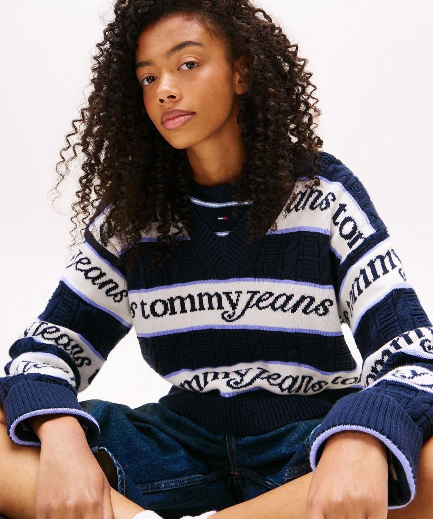 【SALE／40%OFF】TOMMY JEANS ストライプロゴVネックセーター トミーヒルフィガー トップス ニット ネイビー ホワイト【送料無料】