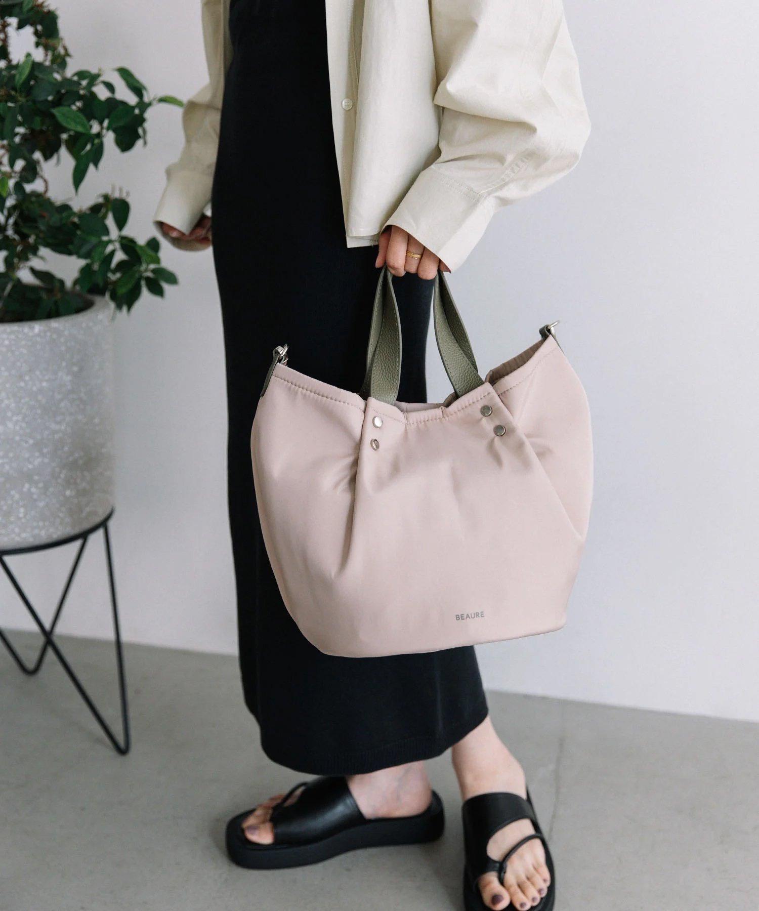 【SALE／10%OFF】BEAURE BEAURE/ナイロン*カウレザー ショルダー付き バルーントートバッグ B-26235 セットアップセブン バッグ トートバッグ ブラウン ブラック【送料無料】