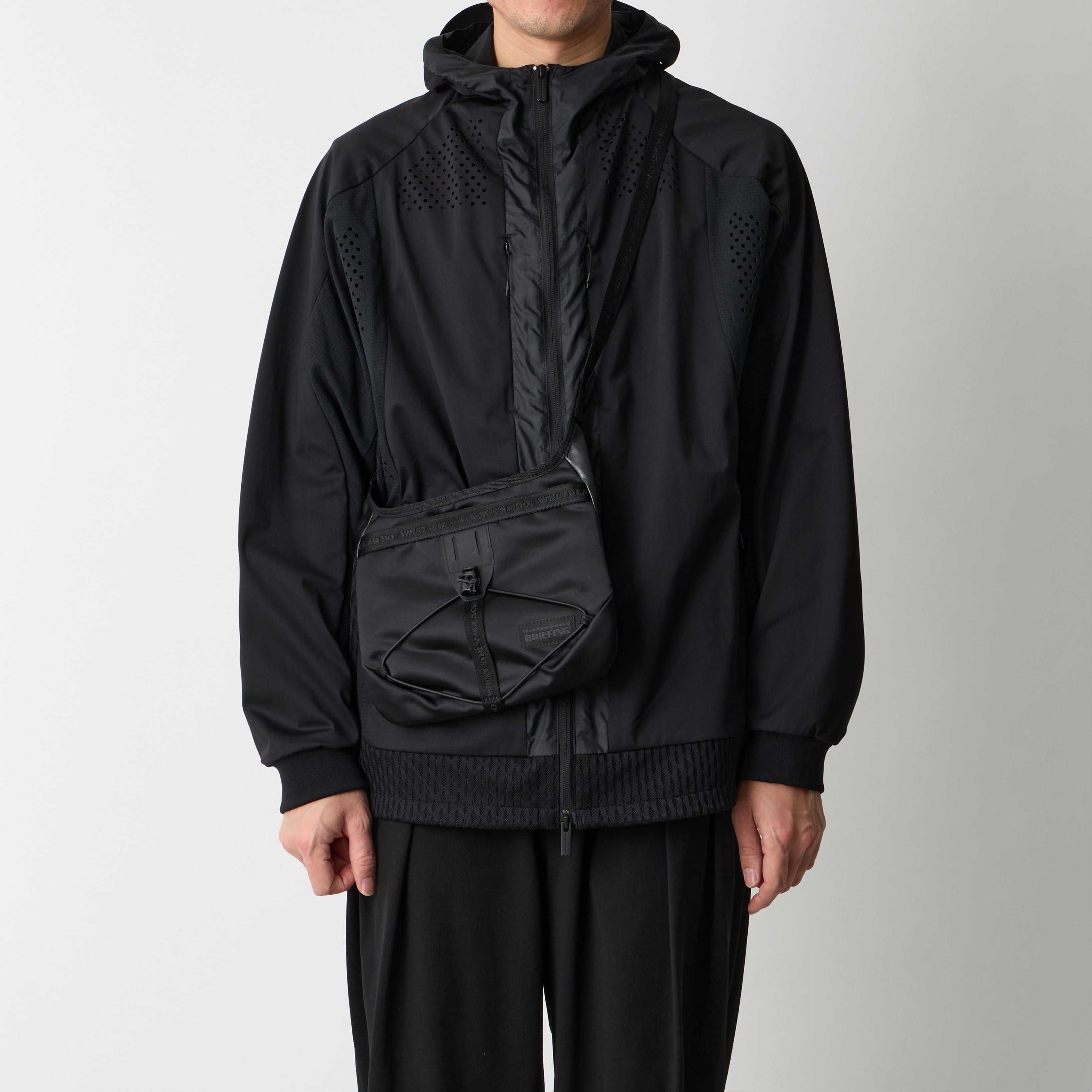BLK BLK/(M)WM × BRIEFING EVERYDAY SACOCHE ホワイトマウンテニアリング バッグ ショルダーバッグ ブラック