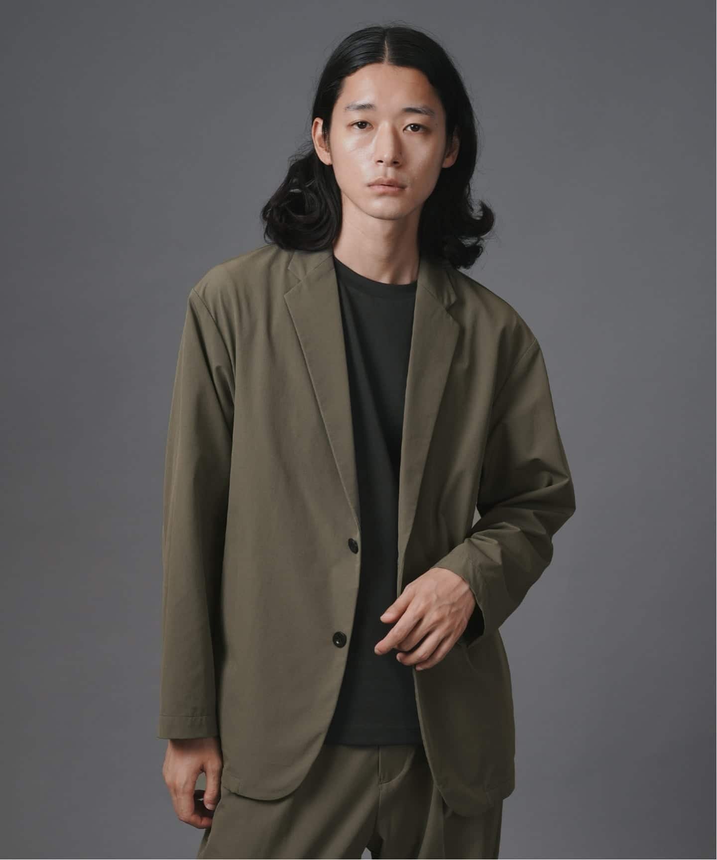 B.C STOCK（ベーセーストック）＜Breeze Func＞ブリーズファンク リラックスジャケット■デザインゆとりのあるリラックスシルエットが特徴の新型ジャケット。脇のシームを利用したポケットデザインが、洗練された中にも抜け感をプラス。ビジネスシーンから週末のカジュアルスタイルまで、幅広い着こなしに対応できる汎用性の高さが魅力です。同素材のパンツと合わせたセットアップスタイルもおすすめです。■素材UVカット、接触冷感、ストレッチ性を備えた高機能ファブリックを使用。裏面は凹凸のある生地感になっており、肌との接触面積を少なくすることで、汗ばむ季節も快適な肌離れの良さを実現しました。快適な着心地をお楽しみいただけます。※同素材のシリーズはこちら品番：25010722200230商品名：〈BreezeFunc〉ブリーズファンクリラックスジャケット品番：25010722200130商品名：〈BreezeFunc〉ブリーズファンクスリムジャケット品番：25011722200030商品名：〈BreezeFunc〉ブリーズファンクコーチジャケット品番：25050722604030商品名：〈BreezeFunc〉クルーネックプルオーバー品番：25030722200230商品名：〈BreezeFunc〉ブリーズファンクリラックスフィットスラックス品番：25030722200130商品名：〈BreezeFunc〉ブリーズファンクスリムテーパードスラックス《画像についてのご注意》※照明の関係により、実際よりも色味が違って見える場合があります。またパソコン・スマートフォンなどの環境により、若干製品と画像のカラーが異なる場合もございます。※商品の色味は、商品アップ画像をご参照ください。【商品のお気に入り登録について】「カートに入れる」右側のハートマークを押していただくと、残り1点、セールなどの通知を受け取ることが出来ます。【再入荷お知らせについて】「カートに入れる」から「再入荷お知らせ」を押していただくと完売した商品が再入荷した際に、通知を受け取ることが出来ます。型番：25010722200230-006-803 PY0650【採寸】サイズ肩幅身幅着丈袖丈裄丈袖口M505672588328L525874598529商品のサイズについて【商品詳細】中国素材：本体:ナイロン90%、ポリウレタン10%サイズ：M、L本体:手洗い可能※画面上と実物では多少色具合が異なって見える場合もございます。ご了承ください。商品のカラーについて 【予約商品について】 ※「先行予約販売中」「予約販売中」をご注文の際は予約商品についてをご確認ください。■重要なお知らせ※ 当店では、ギフト配送サービス及びラッピングサービスを行っておりません。ラッピング・ギフト配送について同時に複数の商品を注文された場合メーカー希望小売価格についてご利用ガイドB.C STOCK（ベーセーストック）＜Breeze Func＞ブリーズファンク リラックスジャケット■デザインゆとりのあるリラックスシルエットが特徴の新型ジャケット。脇のシームを利用したポケットデザインが、洗練された中にも抜け感をプラス。ビジネスシーンから週末のカジュアルスタイルまで、幅広い着こなしに対応できる汎用性の高さが魅力です。同素材のパンツと合わせたセットアップスタイルもおすすめです。■素材UVカット、接触冷感、ストレッチ性を備えた高機能ファブリックを使用。裏面は凹凸のある生地感になっており、肌との接触面積を少なくすることで、汗ばむ季節も快適な肌離れの良さを実現しました。快適な着心地をお楽しみいただけます。※同素材のシリーズはこちら品番：25010722200230商品名：〈BreezeFunc〉ブリーズファンクリラックスジャケット品番：25010722200130商品名：〈BreezeFunc〉ブリーズファンクスリムジャケット品番：25011722200030商品名：〈BreezeFunc〉ブリーズファンクコーチジャケット品番：25050722604030商品名：〈BreezeFunc〉クルーネックプルオーバー品番：25030722200230商品名：〈BreezeFunc〉ブリーズファンクリラックスフィットスラックス品番：25030722200130商品名：〈BreezeFunc〉ブリーズファンクスリムテーパードスラックス《画像についてのご注意》※照明の関係により、実際よりも色味が違って見える場合があります。またパソコン・スマートフォンなどの環境により、若干製品と画像のカラーが異なる場合もございます。※商品の色味は、商品アップ画像をご参照ください。【商品のお気に入り登録について】「カートに入れる」右側のハートマークを押していただくと、残り1点、セールなどの通知を受け取ることが出来ます。【再入荷お知らせについて】「カートに入れる」から「再入荷お知らせ」を押していただくと完売した商品が再入荷した際に、通知を受け取ることが出来ます。型番：25010722200230-006-803 PY0650【採寸】サイズ肩幅身幅着丈袖丈裄丈袖口M505672588328L525874598529商品のサイズについて【商品詳細】中国素材：本体:ナイロン90%、ポリウレタン10%サイズ：M、L本体:手洗い可能※画面上と実物では多少色具合が異なって見える場合もございます。ご了承ください。商品のカラーについて