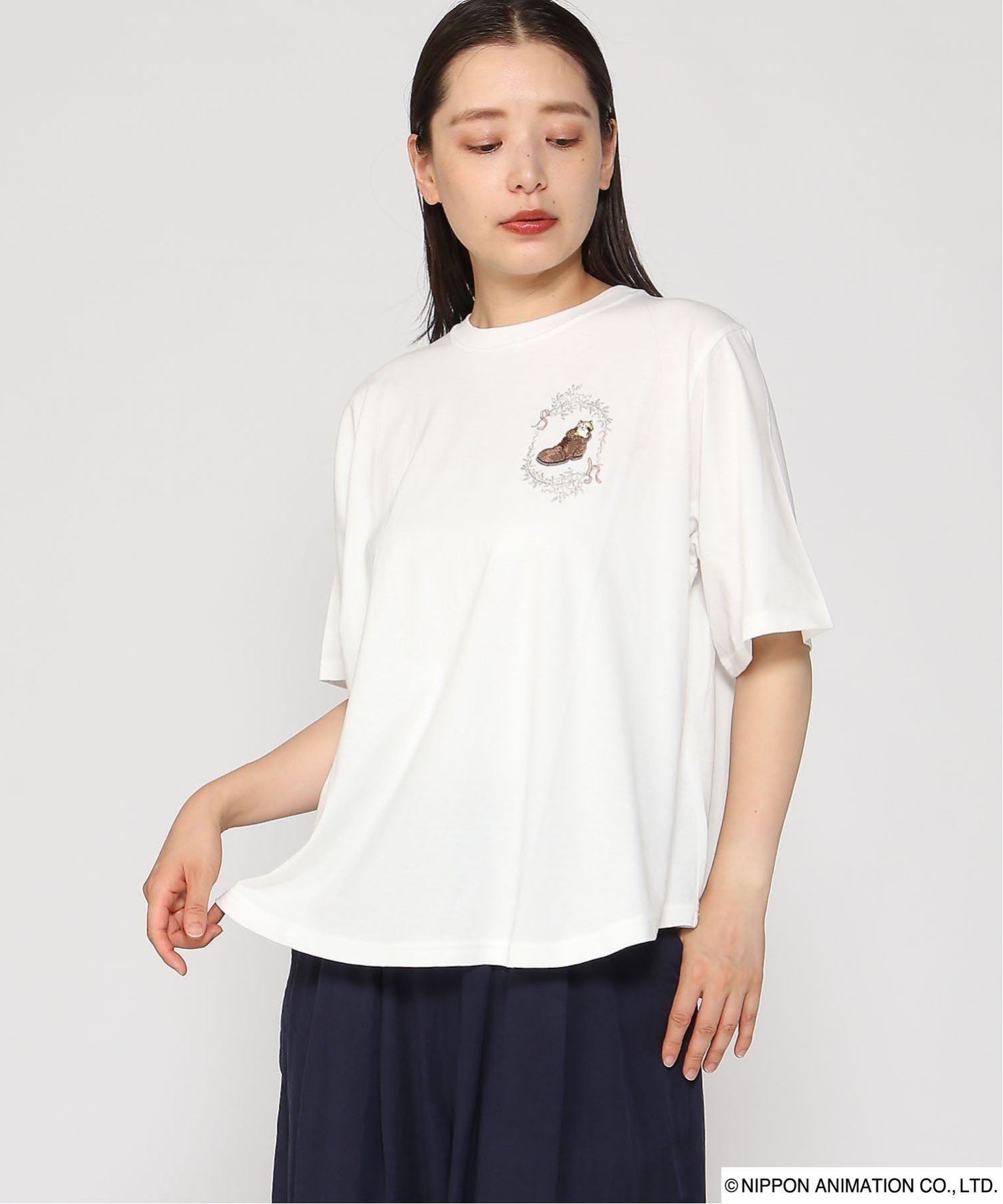 SUPER HAKKA SUPER HAKKA×世界名作劇場 あらいぐまラスカルとブーツ刺繍フレアTシャツ スーパーハッカ トップス カットソー・Tシャツ ホワイト ブルー ブラック
