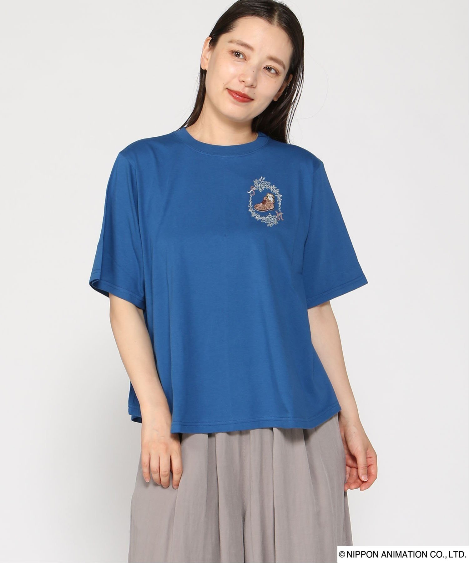 SUPER HAKKA SUPER HAKKA×世界名作劇場 あらいぐまラスカルとブーツ刺繍フレアTシャツ スーパーハッカ トップス カットソー・Tシャツ ホワイト ブルー ブラック