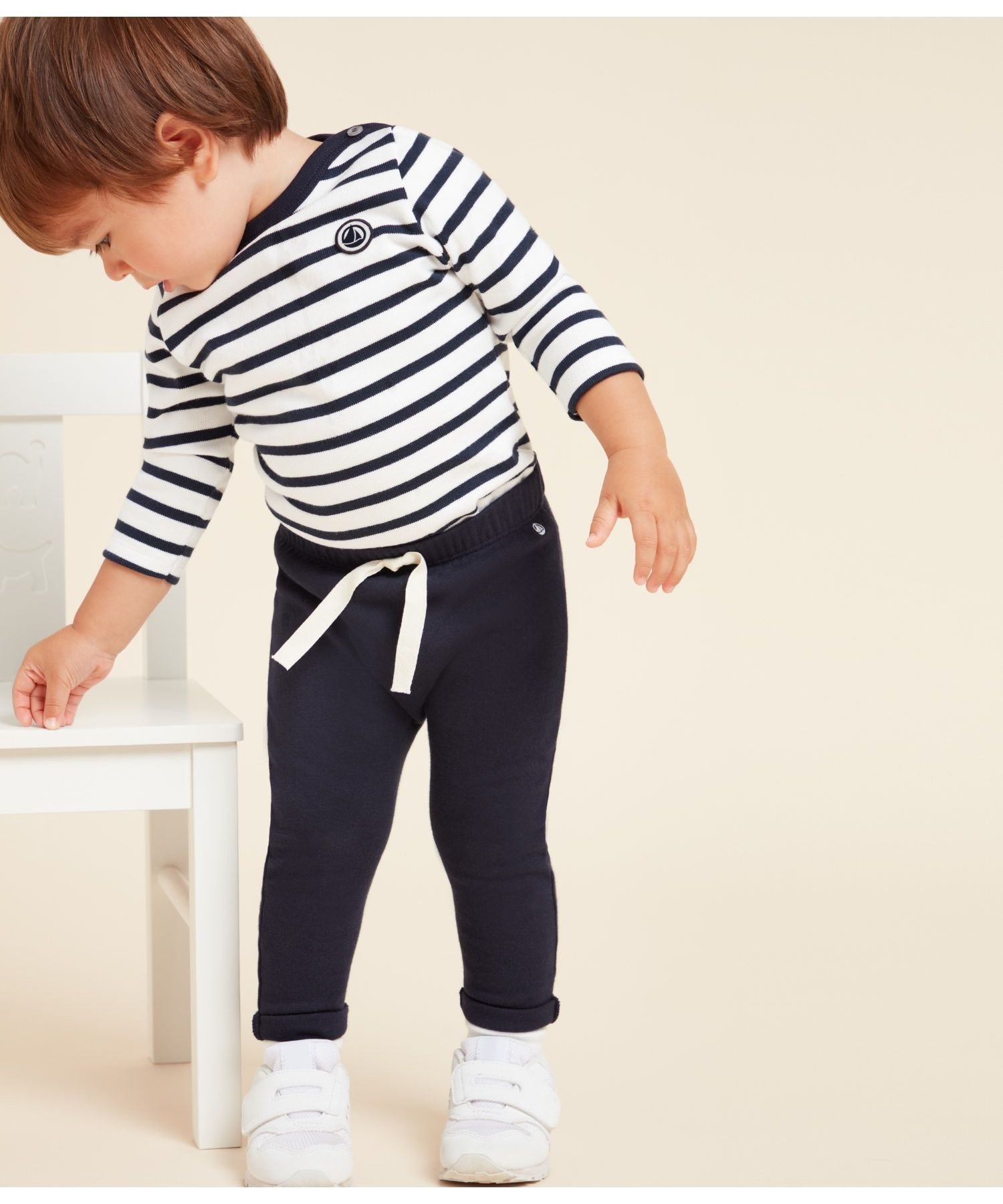 PETIT BATEAU（プチバトー）ダブルジャージパンツプチバトーのブランドカラーであるネイビーを配色したダブルジャージパンツです。丸みを帯びたデザインがベビーの体型に程よくフィットするデザインとブランドロゴのプリントが特徴的。しっかりとした編地の素材を使用しているので、型崩れしにくくデイリーで活躍してくれます。型番：A0582-01-030 GA3656【採寸】サイズ着丈ウエスト12ヶ月 74cm40cm20cm18ヶ月 81cm45cm21cm24ヶ月 86cm48cm22cm36ヶ月 95cm52cm23cm商品のサイズについて【商品詳細】チュニジア素材：コットン97% ナイロン3%サイズ：18ヶ月 81cm、12ヶ月 74cm、24ヶ月 86cm、36ヶ月 95cm※画面上と実物では多少色具合が異なって見える場合もございます。ご了承ください。商品のカラーについて 【予約商品について】 ※「先行予約販売中」「予約販売中」をご注文の際は予約商品についてをご確認ください。■重要なお知らせ※ 当店では、ギフト配送サービス及びラッピングサービスを行っておりません。ご注文者様とお届け先が違う場合でも、タグ（値札）付「納品書 兼 返品連絡票」同梱の状態でお送り致しますのでご了承ください。 ラッピング・ギフト配送について※ 2点以上ご購入の場合、全ての商品が揃い次第一括でのお届けとなります。お届け予定日の異なる商品をお買い上げの場合はご注意下さい。お急ぎの商品がございましたら分けてご購入いただきますようお願い致します。発送について ※ 買い物カートに入れるだけでは在庫確保されませんのでお早めに購入手続きをしてください。当店では在庫を複数サイトで共有しているため、同時にご注文があった場合、売切れとなってしまう事がございます。お手数ですが、ご注文後に当店からお送りする「ご注文内容の確認メール」をご確認ください。ご注文の確定について ※ Rakuten Fashionの商品ページに記載しているメーカー希望小売価格は、楽天市場「商品価格ナビ」に登録されている価格に準じています。 商品の価格についてPETIT BATEAUPETIT BATEAUのその他のパンツパンツご注文・お届けについて発送ガイドラッピンググッズ3,980円以上送料無料ご利用ガイド