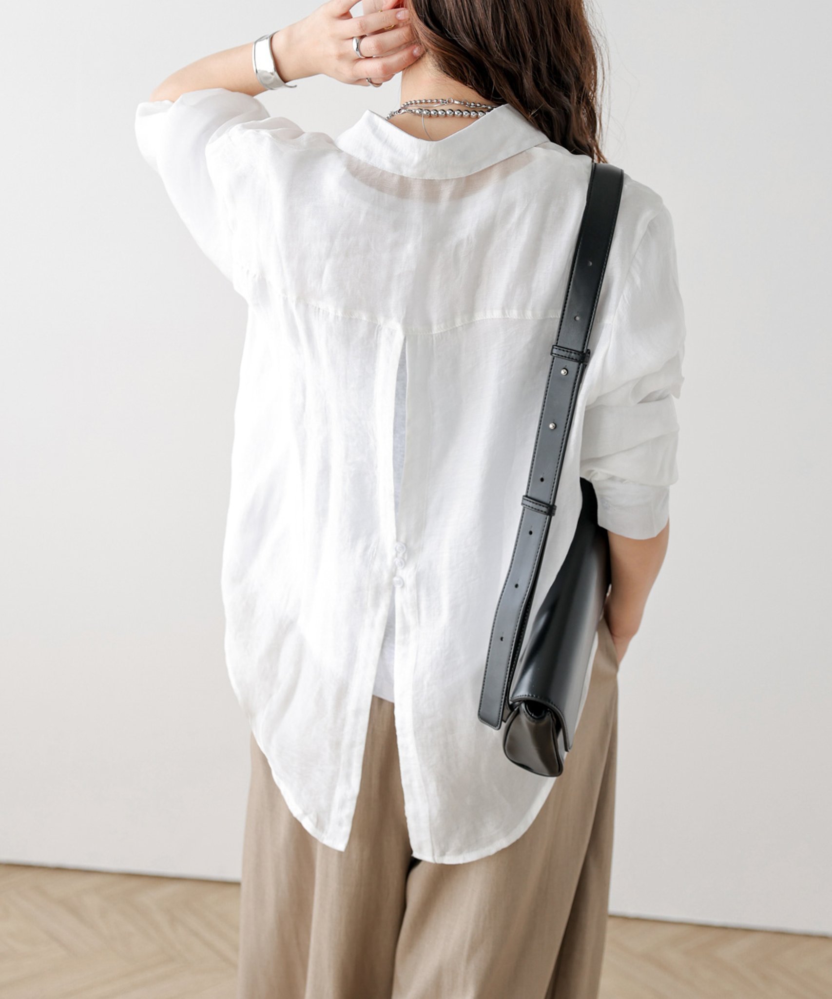 La-gemme バックスリットシアーシャツ ラジュール トップス シャツ・ブラウス ブラック ホワイト ベージュ