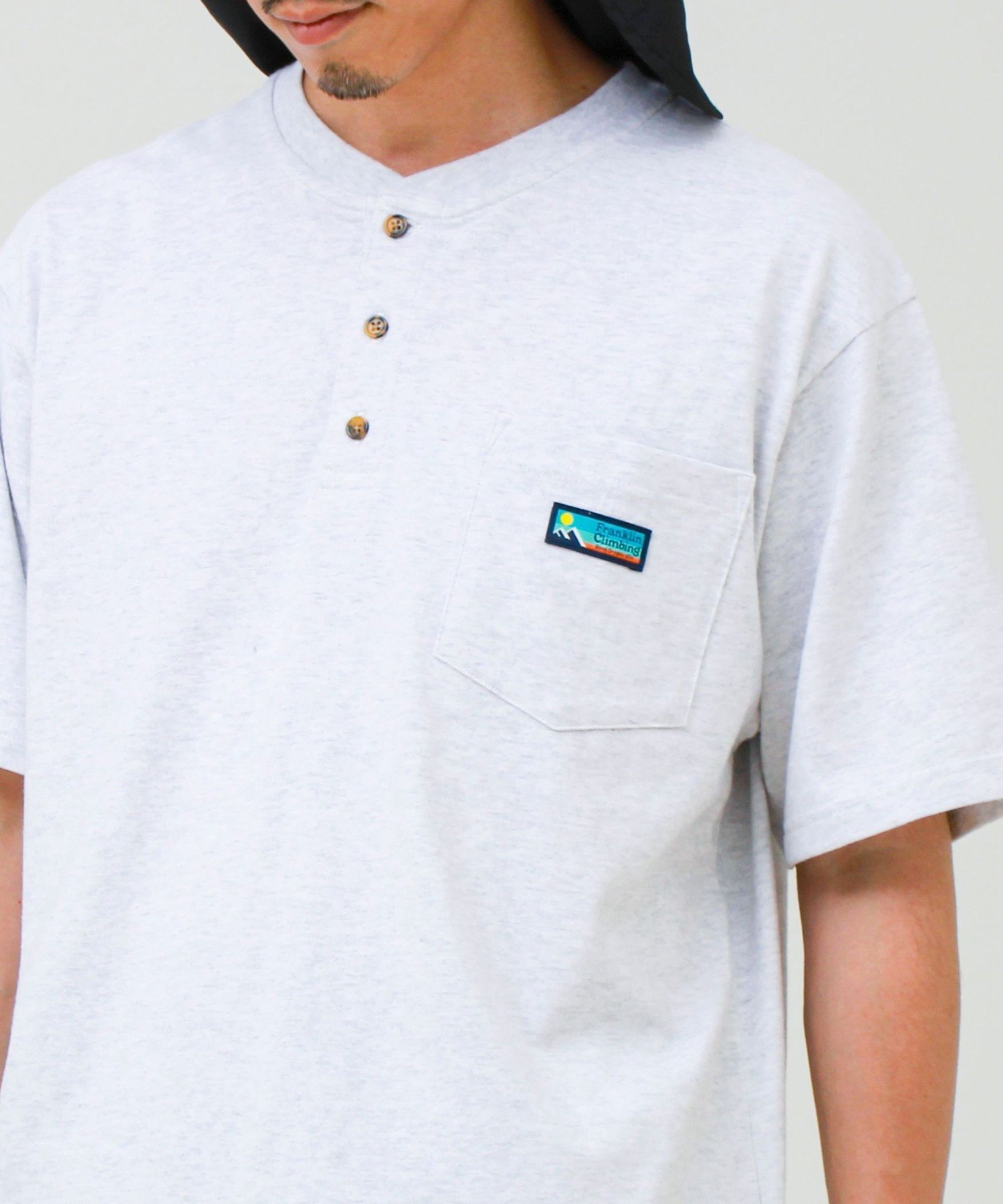 【Franklin Climbing/フランクリンクライミング】ヘンリーネックラベルTシャツ フレディ アンド グロスター トップス カットソー・Tシャツ ホワイト ブラック