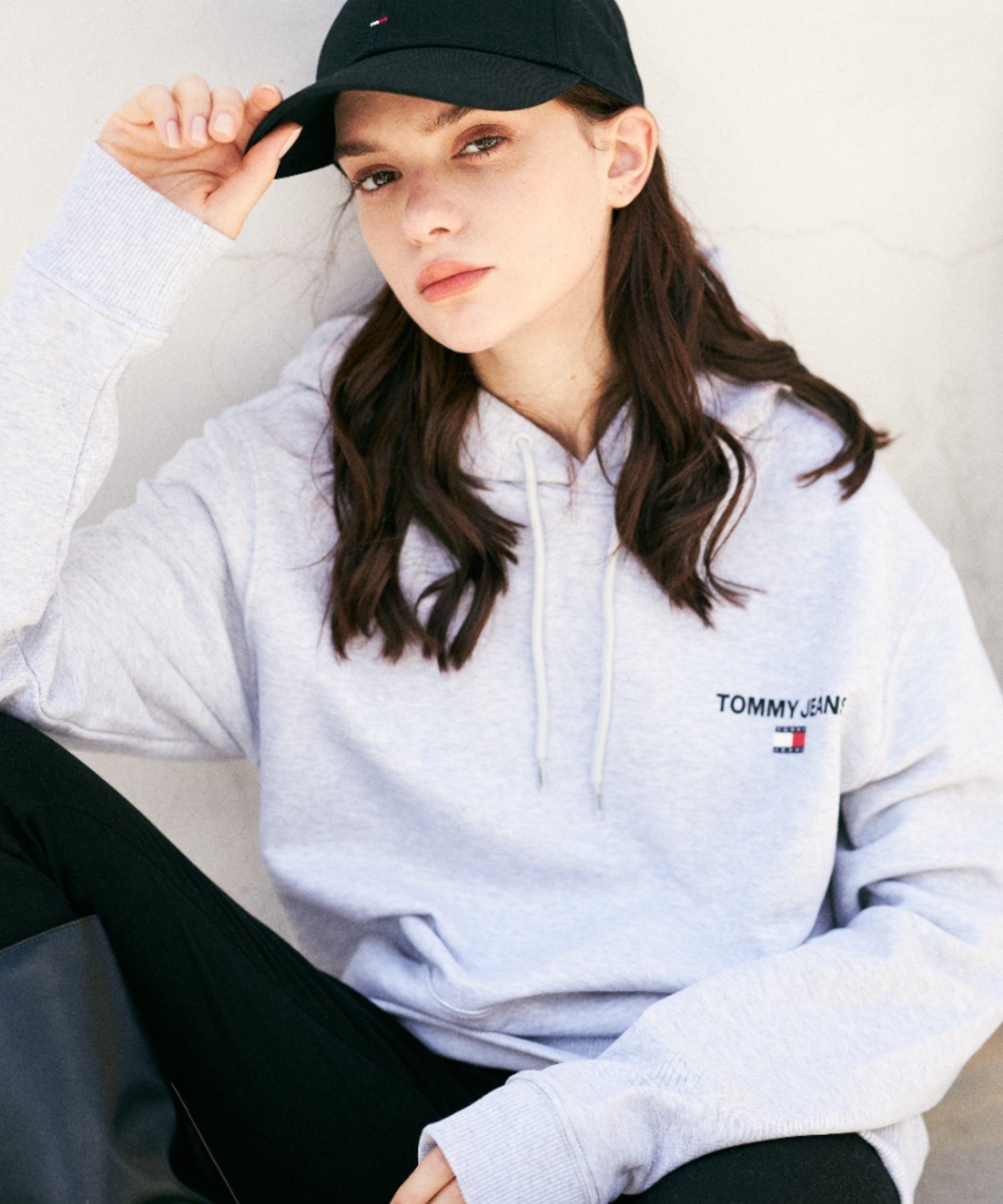 TOMMY JEANS バックロゴフーディ トミーヒルフィガー トップス パーカー・フーディー グレー ネイビー