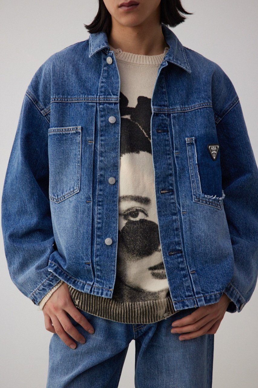 AZUL by moussy（アズールバイマウジー）AZUL DENIMロゴプレートジャケット2024Spring&Summeritem・ブランドプレートが付いてるデニムジャケット。・オーセンティックなGジャンをより着やすくシンプルにアレンジ。・フリーサイズの展開で、ゆったりと着用できるサイズ感になっています。・13ozのノンストレッチ生地を使用しています。・少し甘織りの生地なので、ごわつき感も少なく着用しやすいアイテムです。・総柄はレーザー加工にて刻印をしています。型番：251HST10-077C-110-5 KC9657【採寸】FREE：着丈:66｜｜バスト:125.4｜｜肩幅:59.8｜｜袖丈:58.1｜｜袖口幅:15.5商品のサイズについて【商品詳細】中国素材：コットン100サイズ：FREE※画面上と実物では多少色具合が異なって見える場合もございます。ご了承ください。商品のカラーについてAZUL by moussy（アズールバイマウジー）AZUL DENIMロゴプレートジャケット2024Spring&Summeritem・ブランドプレートが付いてるデニムジャケット。・オーセンティックなGジャンをより着やすくシンプルにアレンジ。・フリーサイズの展開で、ゆったりと着用できるサイズ感になっています。・13ozのノンストレッチ生地を使用しています。・少し甘織りの生地なので、ごわつき感も少なく着用しやすいアイテムです。・総柄はレーザー加工にて刻印をしています。型番：251HST10-077C-110-5 KC9657【採寸】FREE：着丈:66｜｜バスト:125.4｜｜肩幅:59.8｜｜袖丈:58.1｜｜袖口幅:15.5商品のサイズについて【商品詳細】中国素材：コットン100サイズ：FREE※画面上と実物では多少色具合が異なって見える場合もございます。ご了承ください。商品のカラーについて