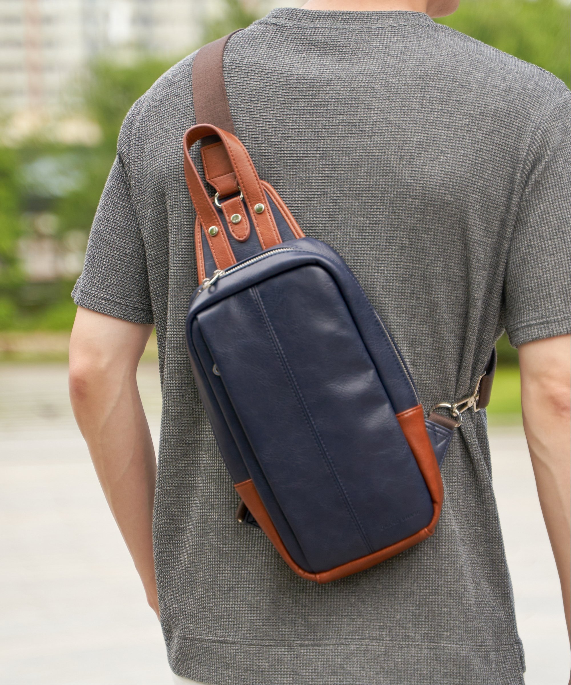 レザータッチボディバッグ