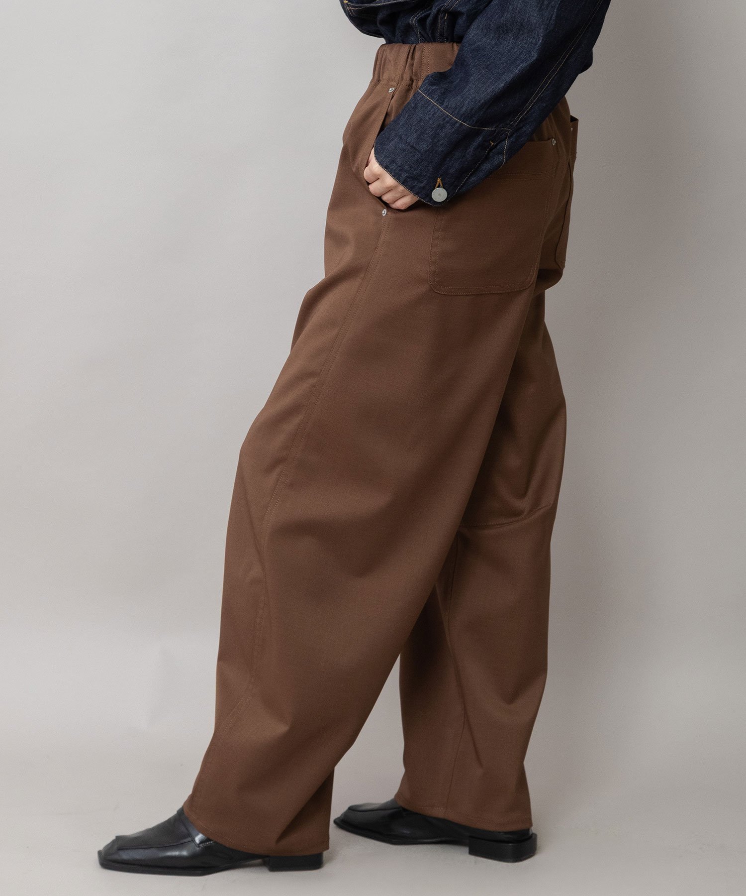 シック&シンポリエステルツイル バレルパンツ ミューニック パンツ その他のパンツ ブラック グレー ブラウン