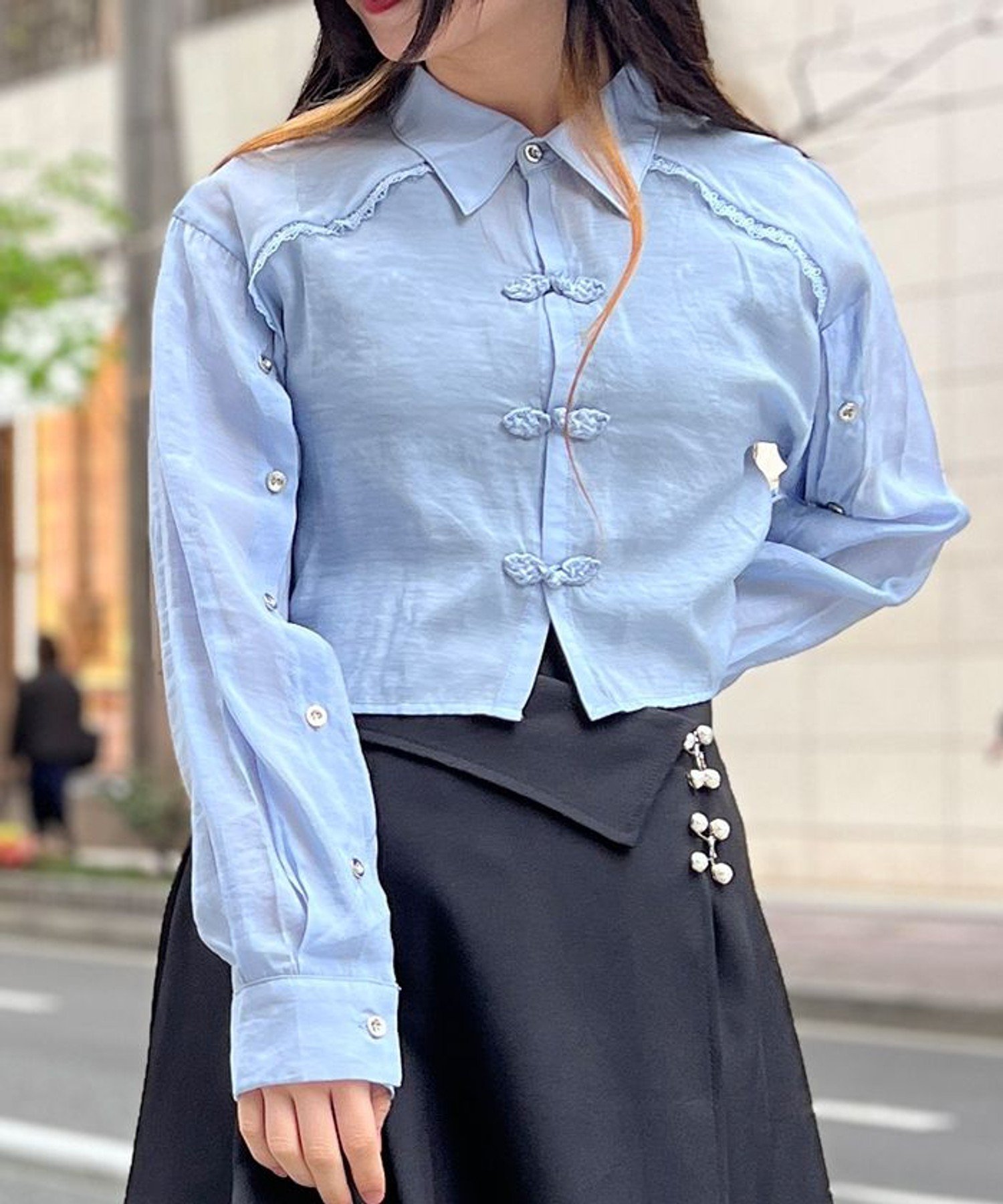 パウダーのチャイニーズカラーブラウス孔雀柄