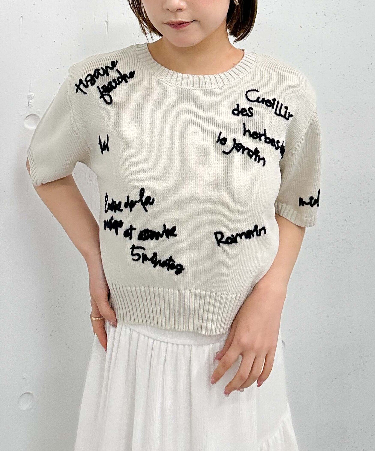 【SALE／50%OFF】archives メニ-ロゴ刺繍ニット アルシーヴ トップス ニット ホワイト ブルーのサムネイル