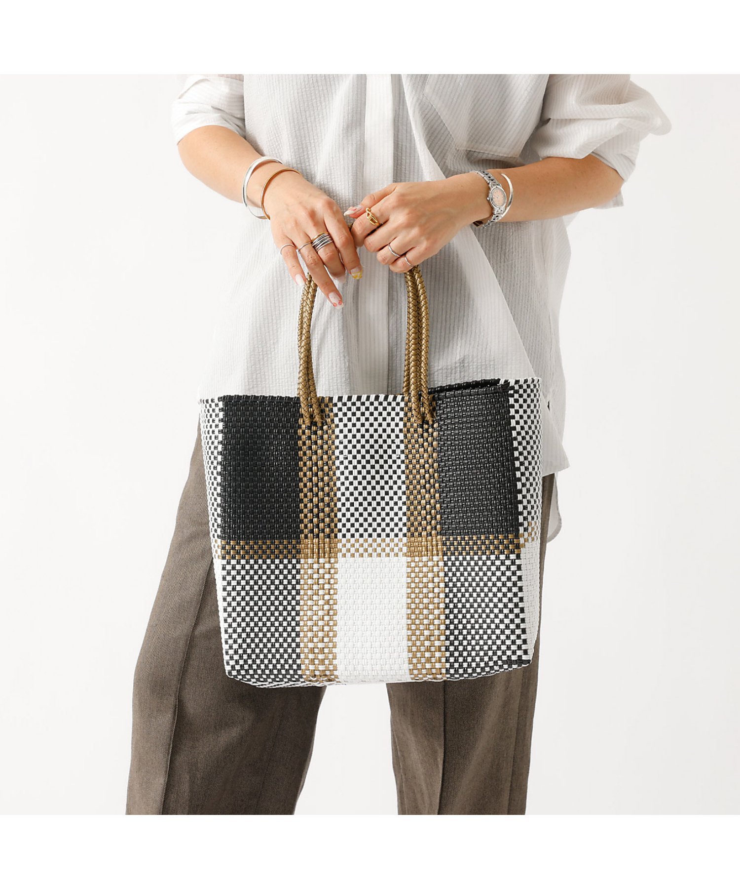 Rouge vif la cle 【MOON BIRD/ムーンバード】手編みのメルカドバッグM/手編み/正方形【W ルージュ・ヴィフ ラクレ バッグ トートバッグ ブルー シルバー ブラック【送料無料】のサムネイル