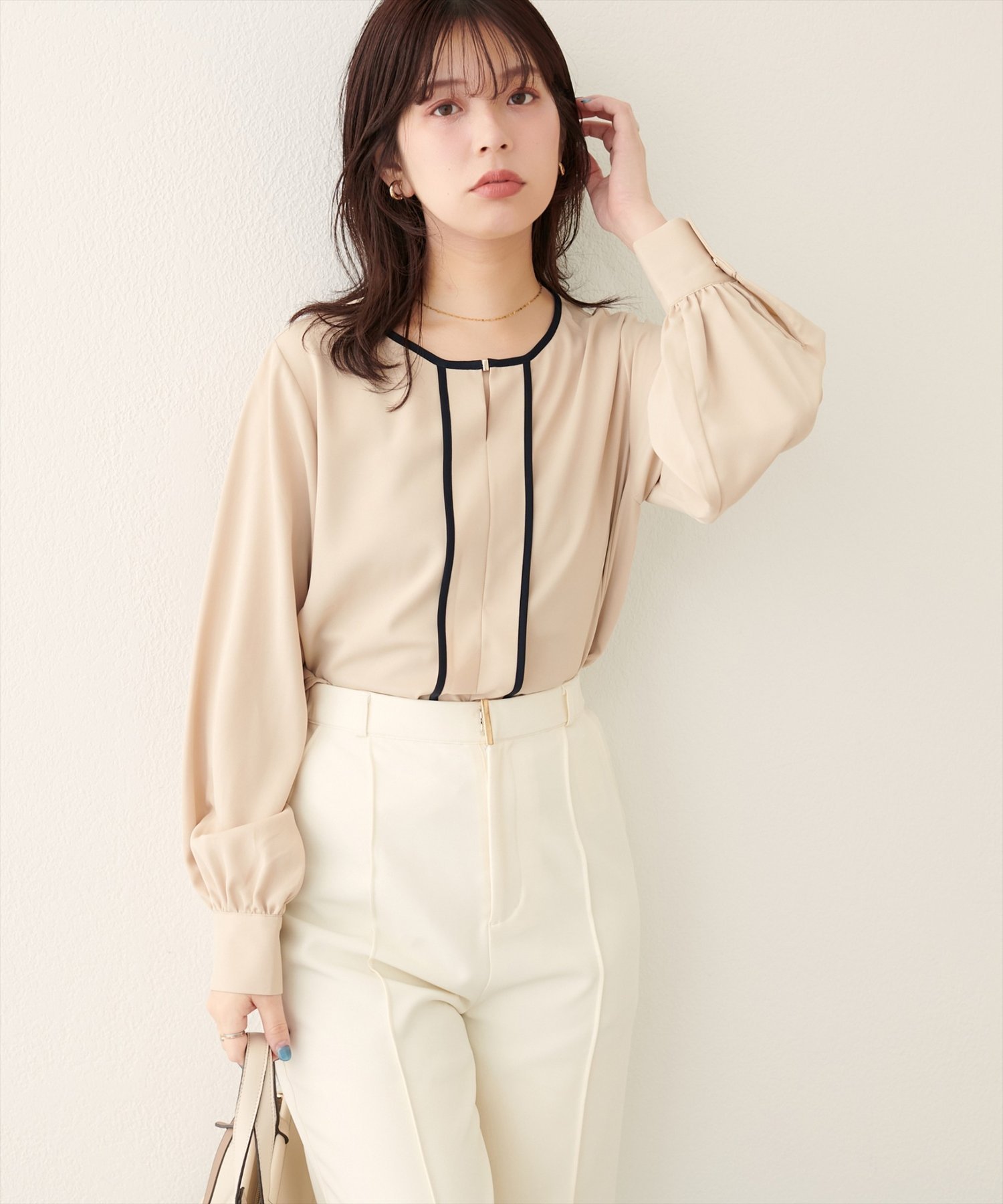 natural couture メタルホック付きパイピングブラウス ナチュラルクチュール トップス シャツ・ブラウ..