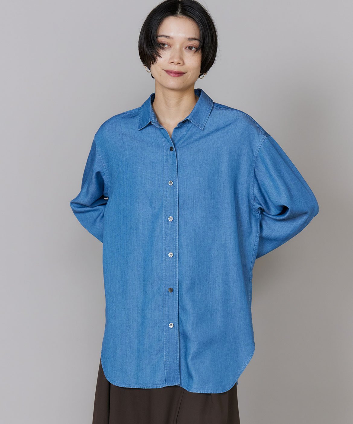 INED 《大きいサイズ》レギュラーカラーデニムシャツ ｜ モイストな肌触りと上品な光沢感で魅せる大人デニム 軽量/手洗い可 イネド トップス シャツ・ブラウス ブルー