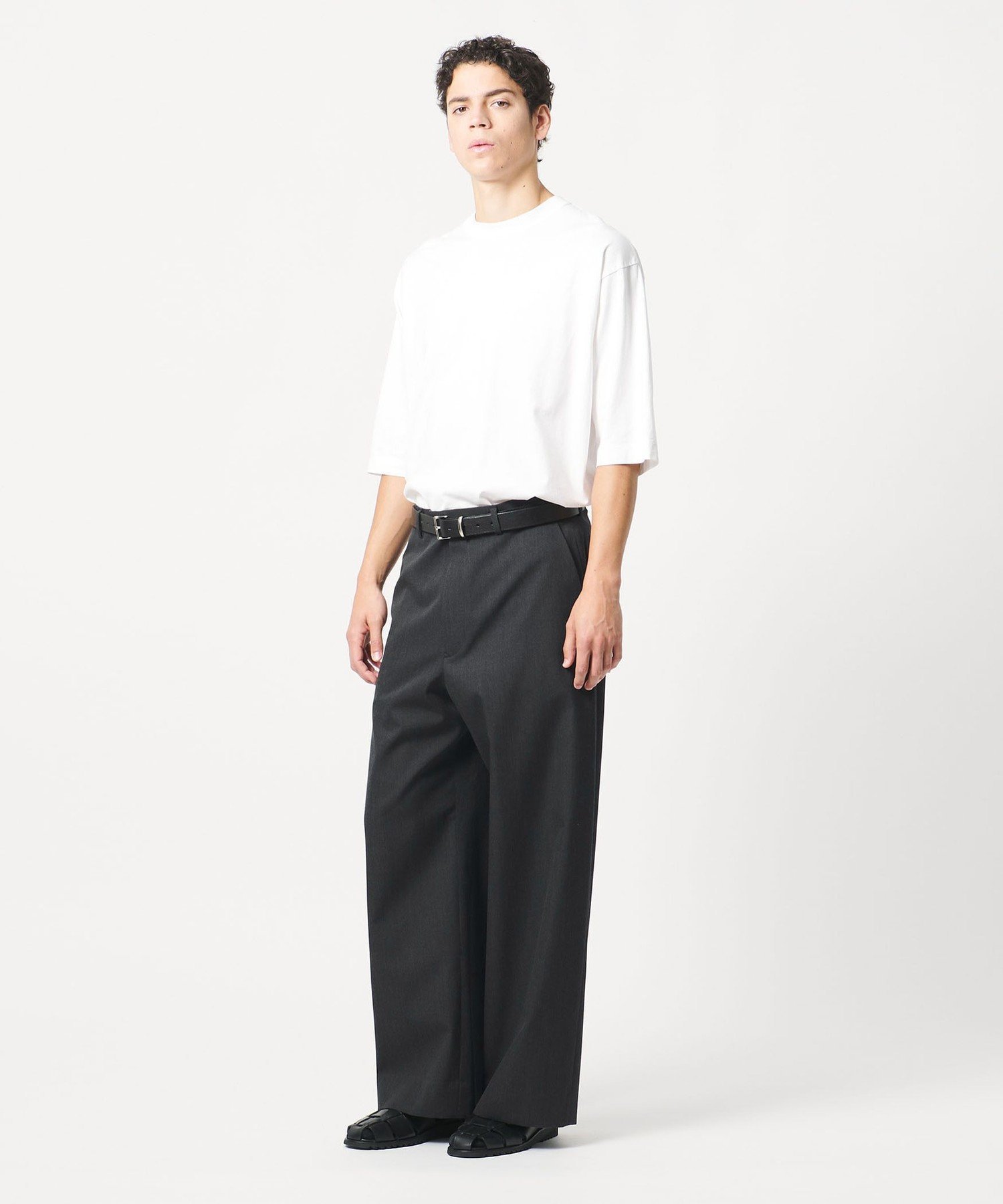 ＜LOEFF＞ギャバジン ワイド パンツ MENS ユナイテッドアローズ パンツ スラックス・ドレスパンツ ホワイト グレー