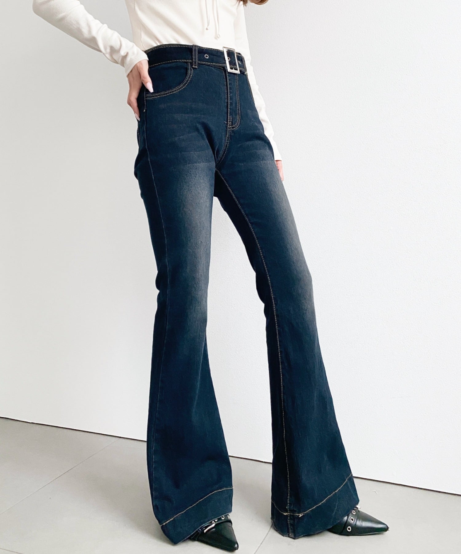 【SALE／43%OFF】moment+ ウエストベルトフレアデニムパンツ モーメントプラス パ...