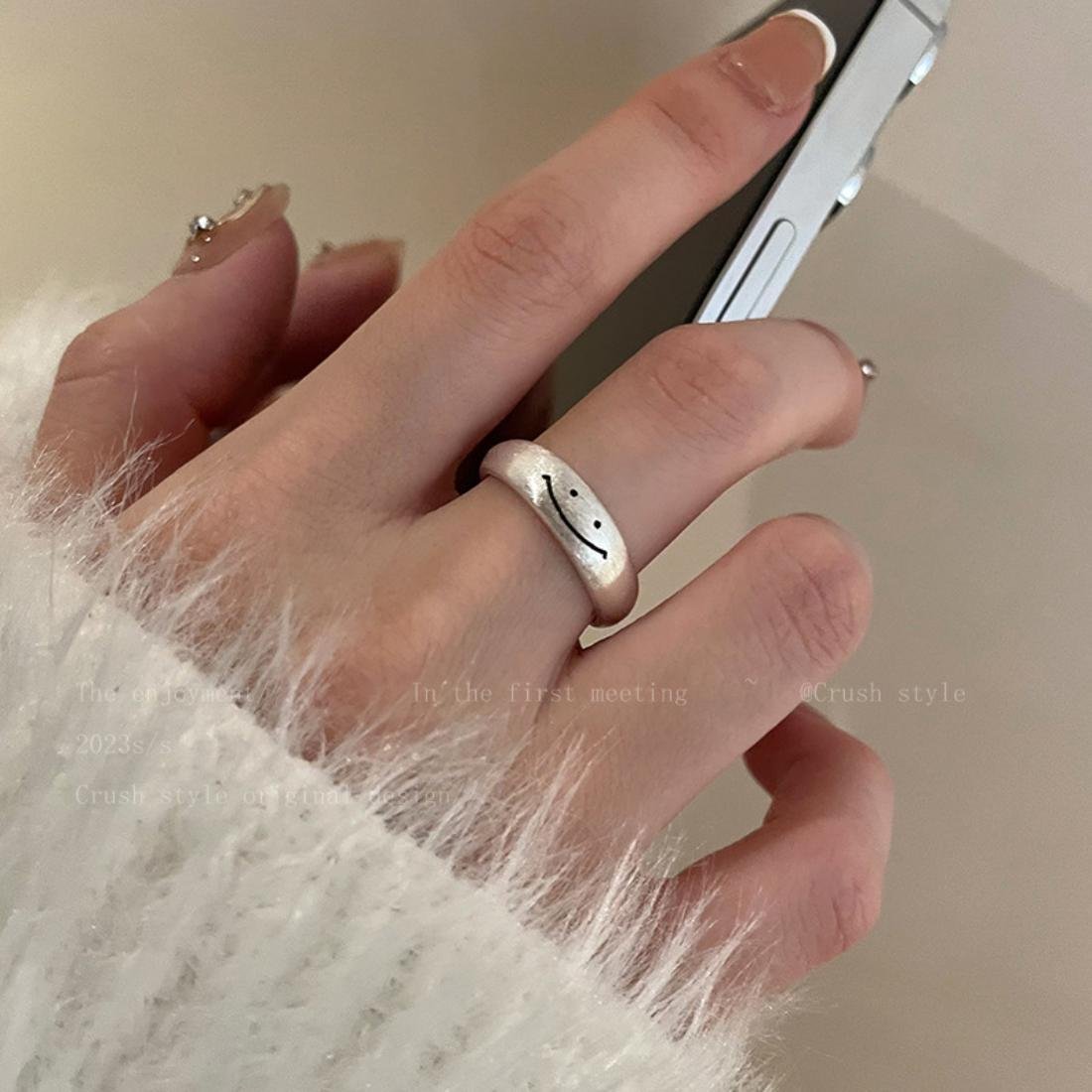 手元を眺めるだけでハッピーになれるスマイルモチーフリング メゾンドラティール アクセサリー・腕時計 イヤリング・イヤーカフ シルバー