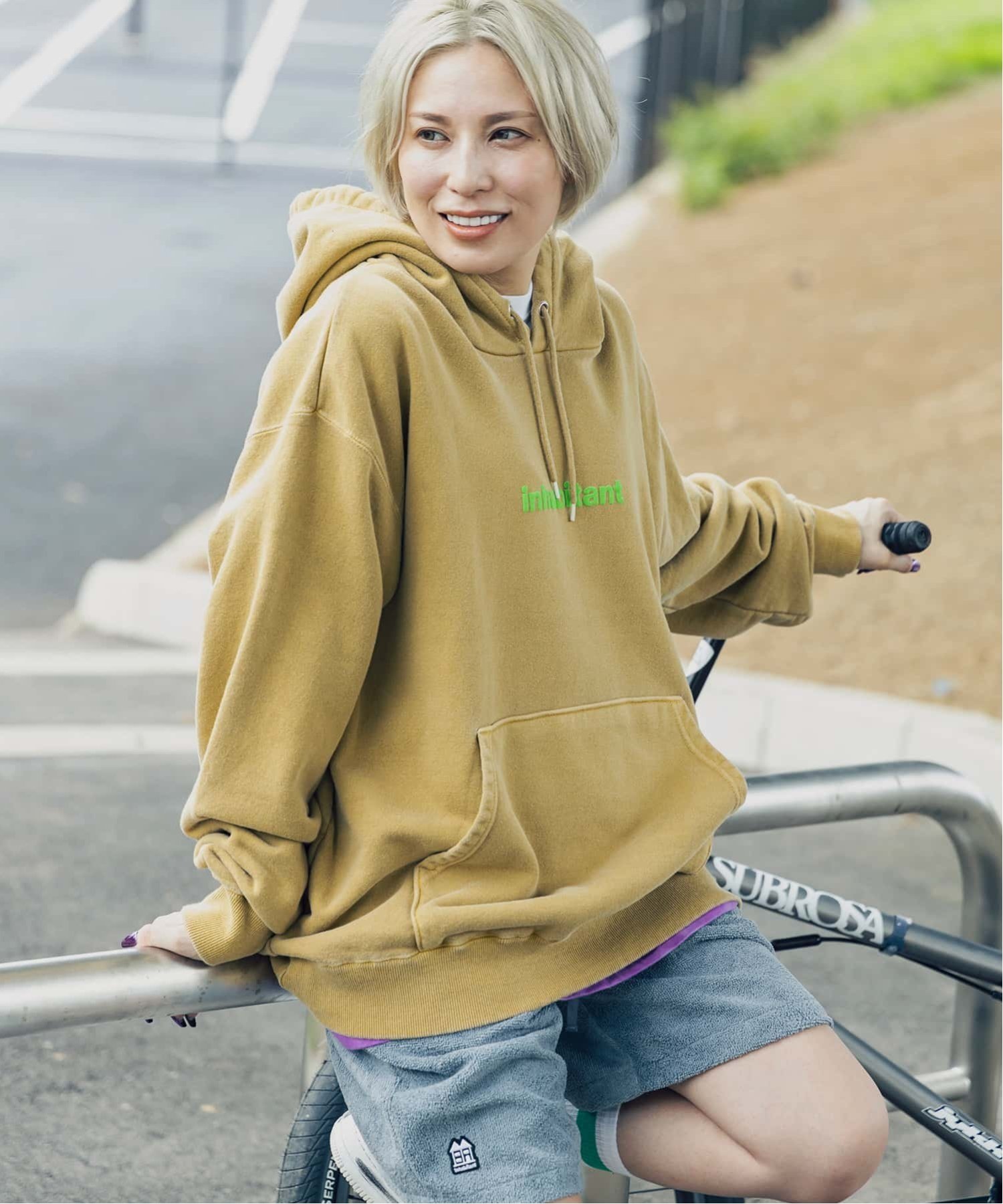 inhabitant inhabitant(インハビタント)Photographers Logo Hoodie シフォン トップス パーカー・フーディー イエロー グリーン パープル