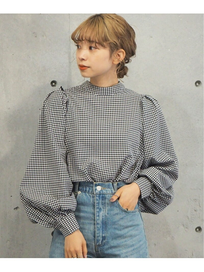 バックスタイルまで可愛い!ひと癖あるトップスで遊びをきかせて